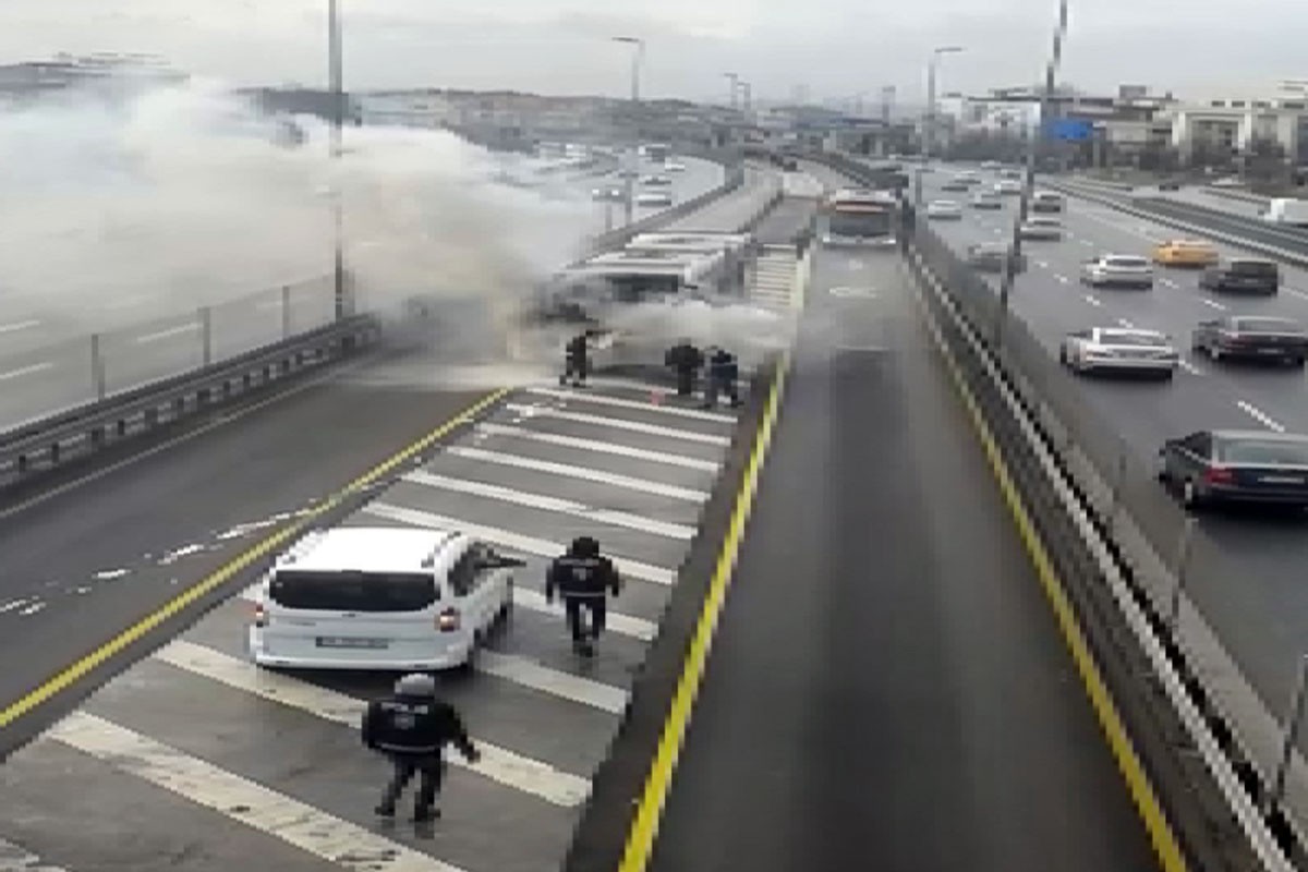 Güvenlik kameralarından yakalanan karede yangın çıkan metrobüs ve çalışma yürüten ekipler yer alıyor.