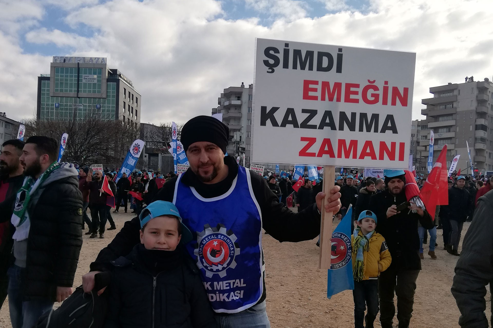 Metal işçisi, çocuğu ve şimdi emeğin kazanma zamanı dövizi