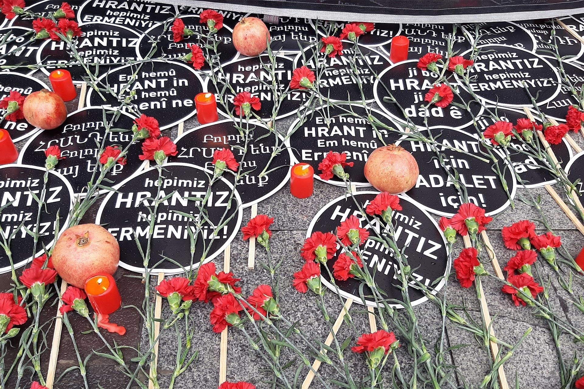 'Hepimiz Hrant'ız, hepimiz Ermeniyiz' yazılı dövizler ve karanfiller