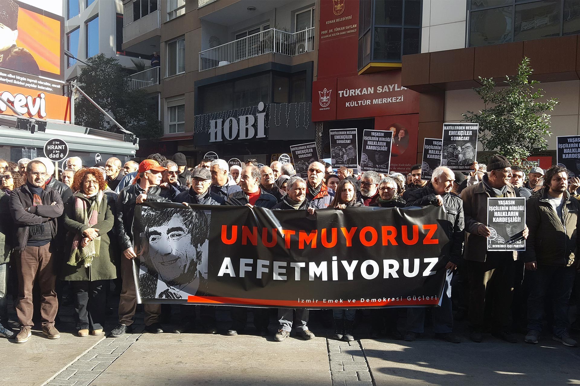 İzmir'de Hrant Dink anması için yapılan eylem