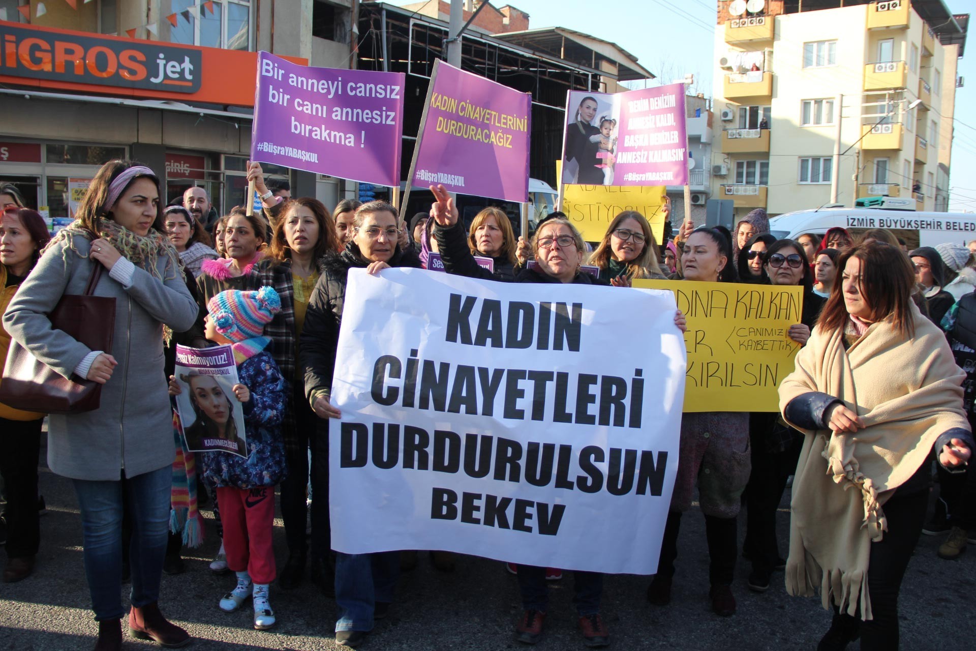 İzmir Buca'da eski eşi tarafından katledilen Büşra Yabaşkul, kadınların dayanışma sloganları arasında defnedildi