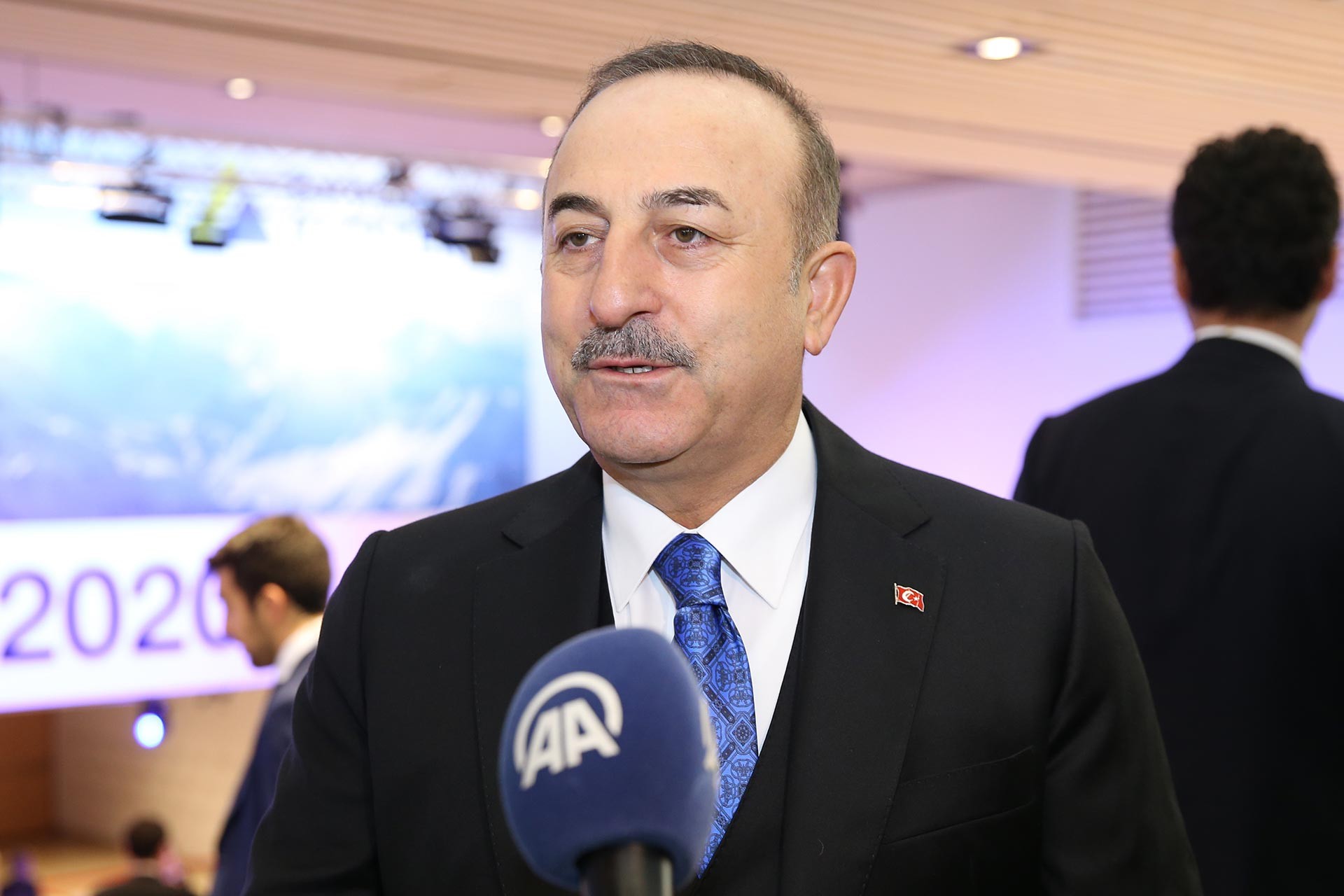 Dışişleri Bakanı Mevlüt Çavuşoğlu AA muhabirine sırıtarak görüş verirken