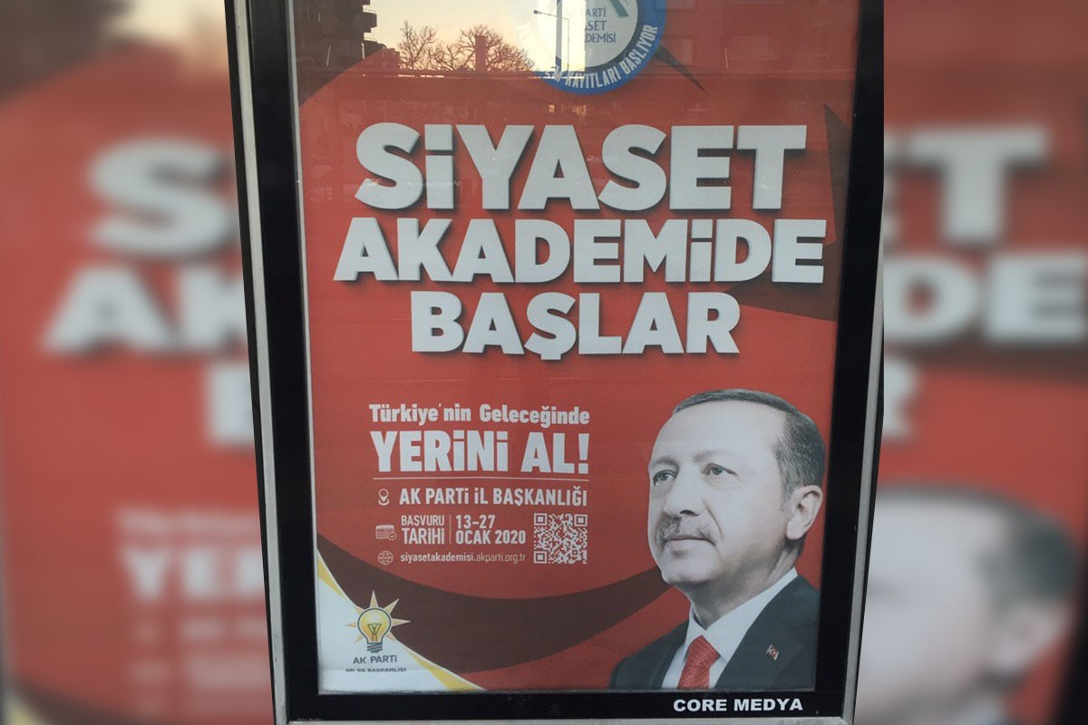 Siyaset Akademide başlar reklam panosu.