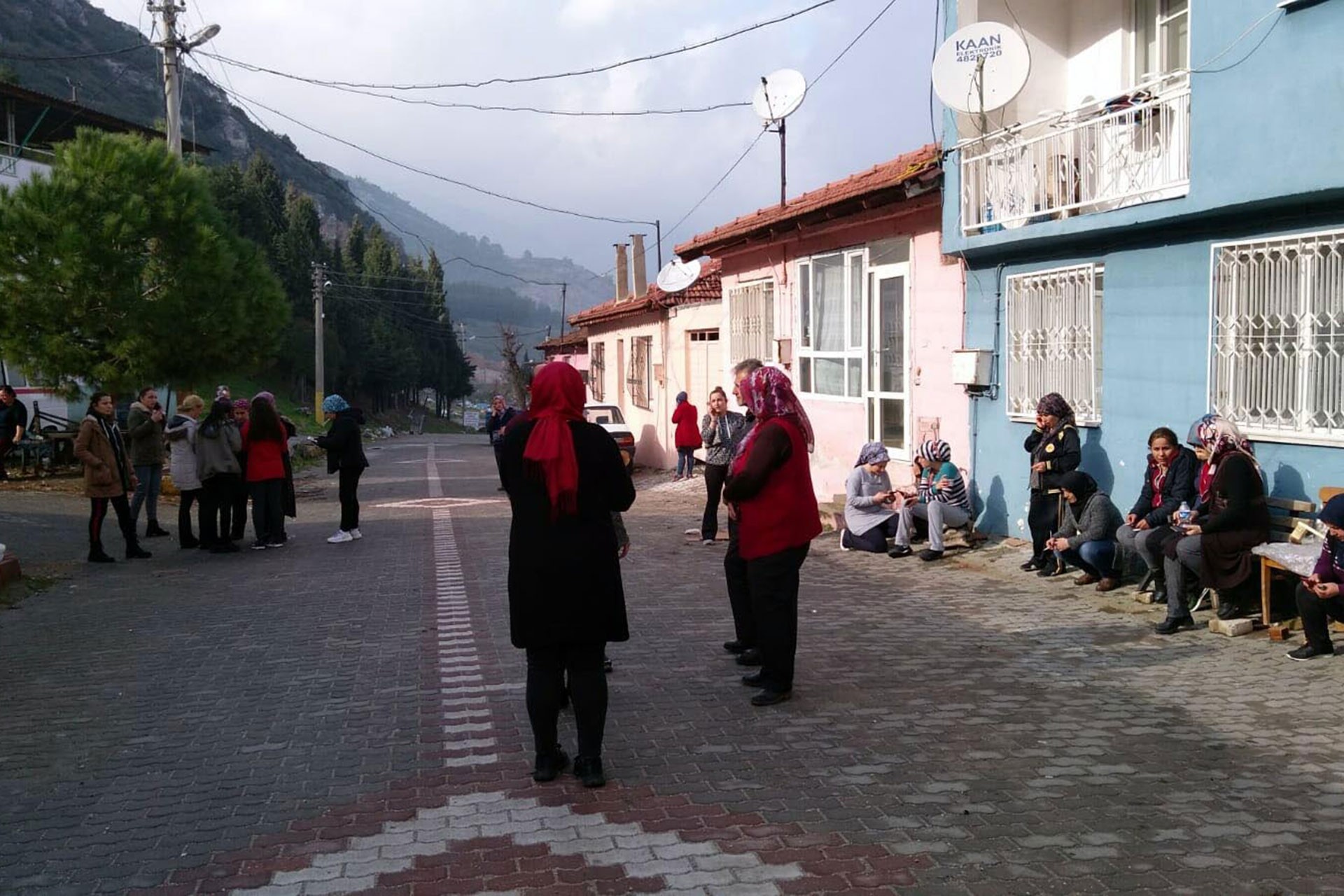 Manisa'da deprem sonrası sokağa çıkan insanlar