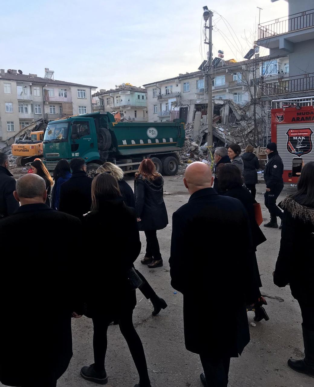 Diyarbakır, Mardin, Antep ve Trabzon baro başkanları ile TBB yönetim kurulu üyeleri Elazığ deprem bölgesinde incelemelerde bulundu.