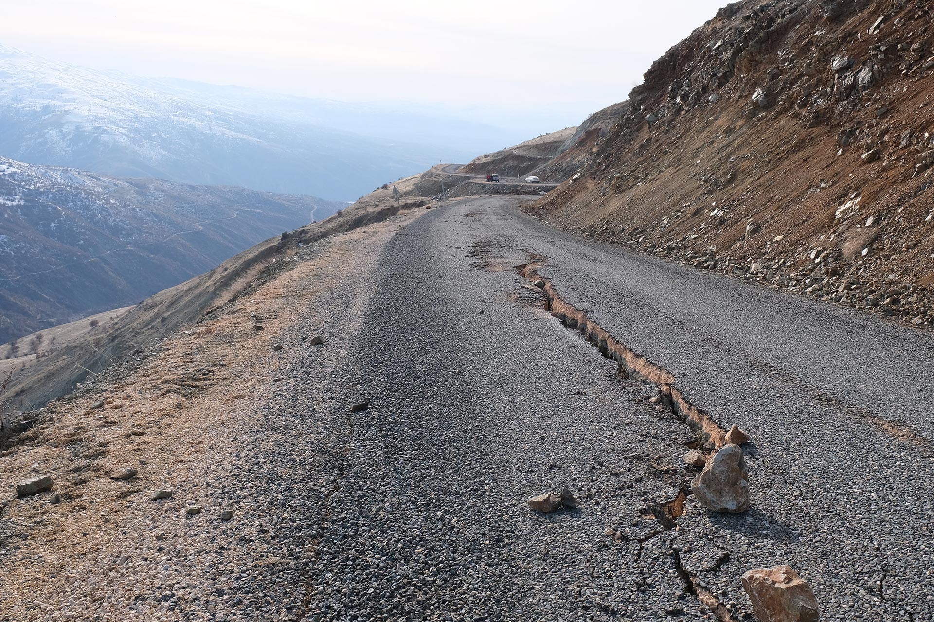 Elazığ Sivrice'de yaşanan 6.8 büyüklüğündeki depremde çatlayan Kürk ve Çevrimtaş köyleri arasındaki yol