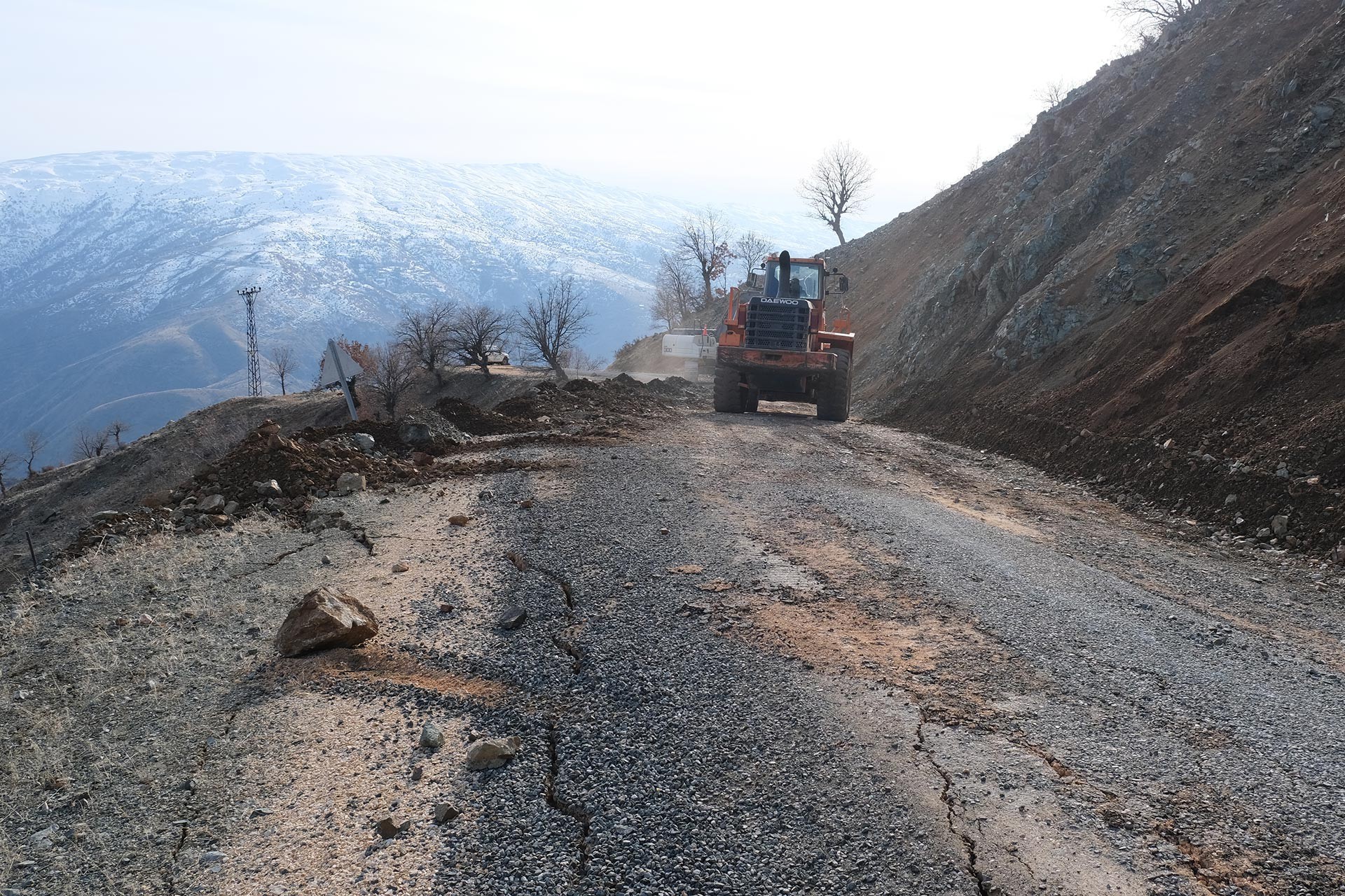 Elazığ Sivrice'de yaşanan 6.8 büyüklüğündeki depremde heyelan dolayısıyla kapanan Kürk ve Çevrimtaş köyleri arasındaki yol