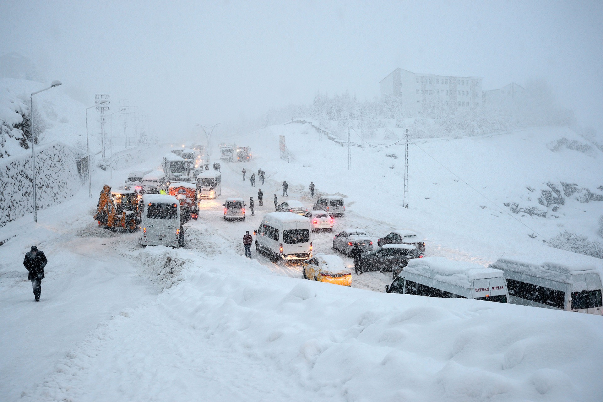 Bitlis'te kardan kapanan yol