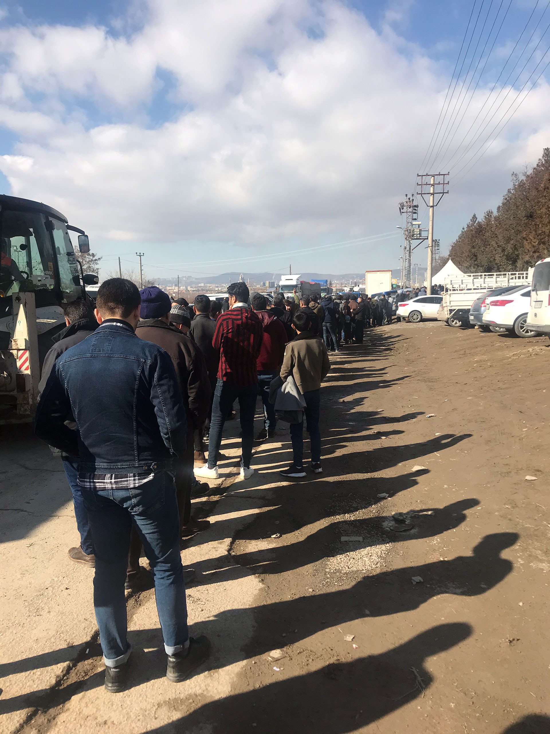 Elazığ'da yardım almak isteyen yurttaşlar uzun kuyruklar oluşturdu.