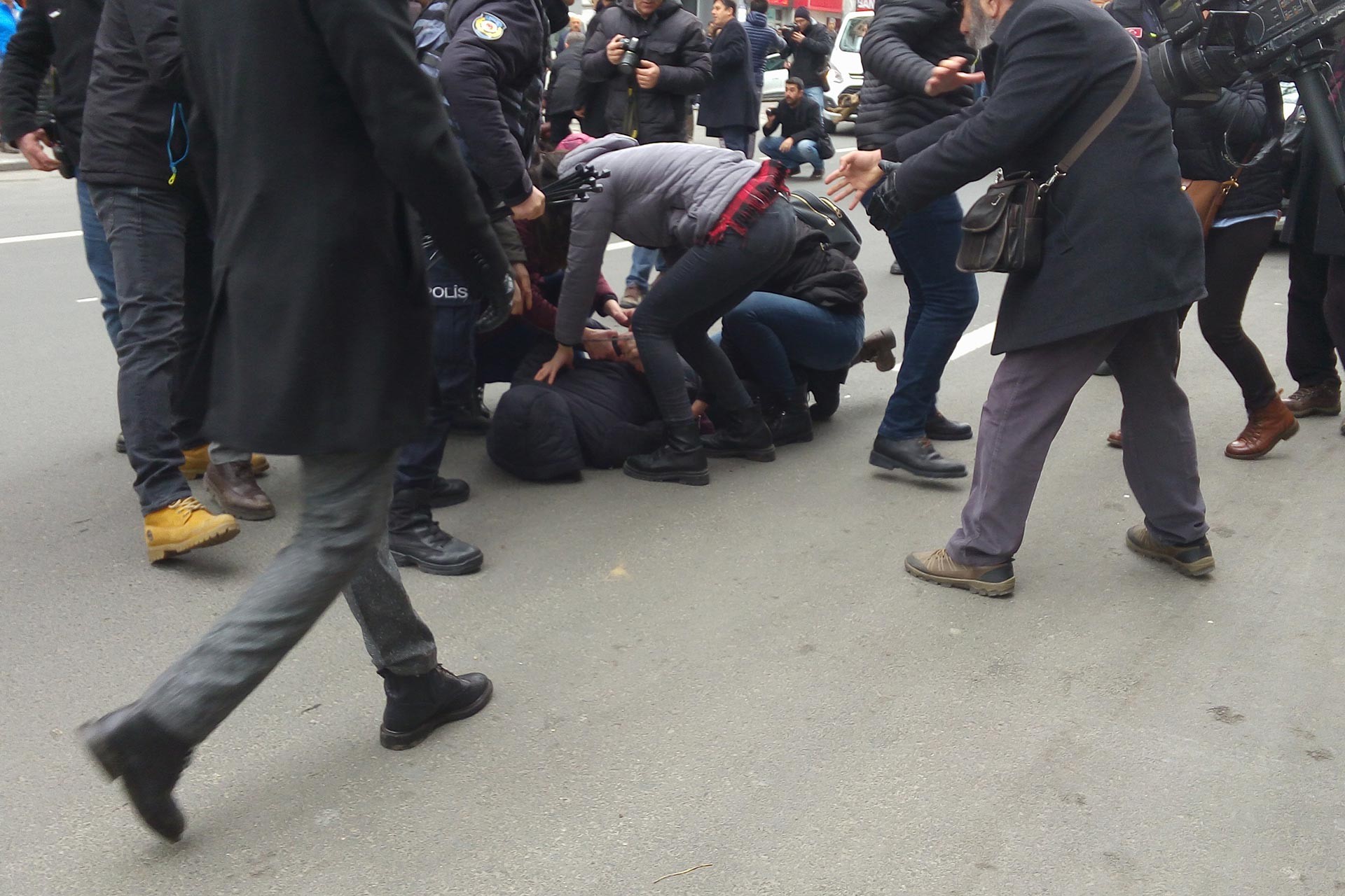 Ankara'da Kızılay binası önünde protesto eylemi yapmak isteyenlere polis engel oldu, 19 kişiyi gözaltına aldı.