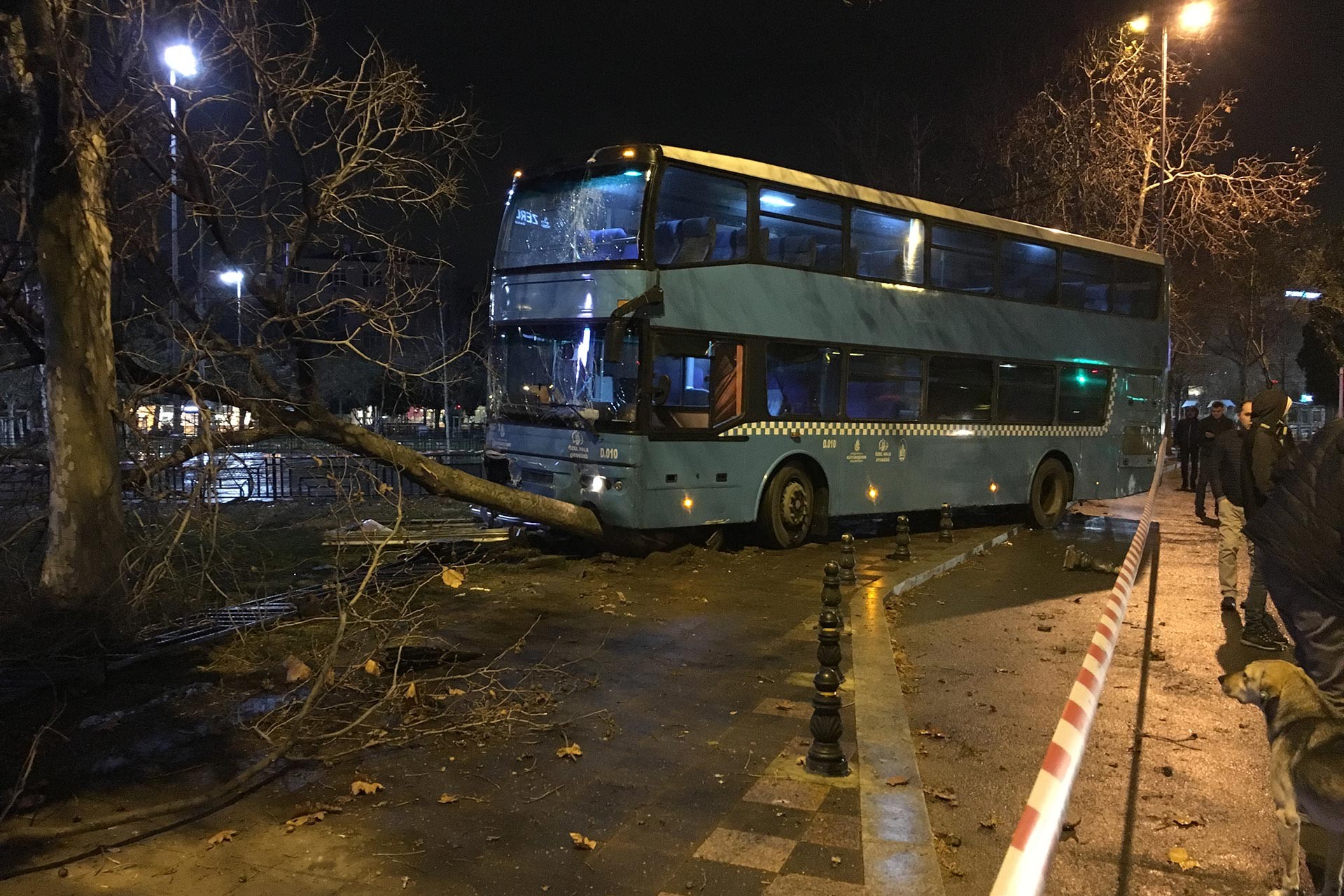 Kartal'da otobüsün durağa çarptığı yerin fotoğrafı