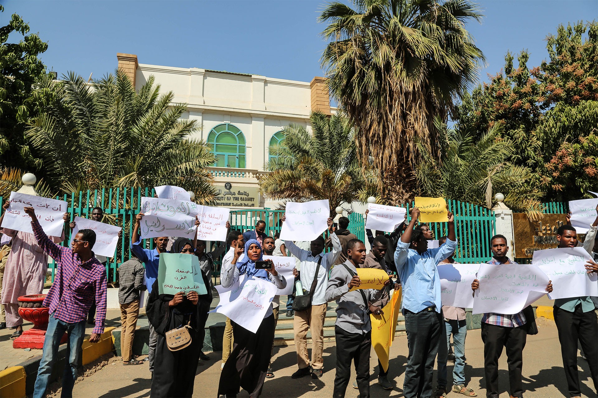 Görüşme Sudan'ın başkenti Hartum'da protesto edildi.