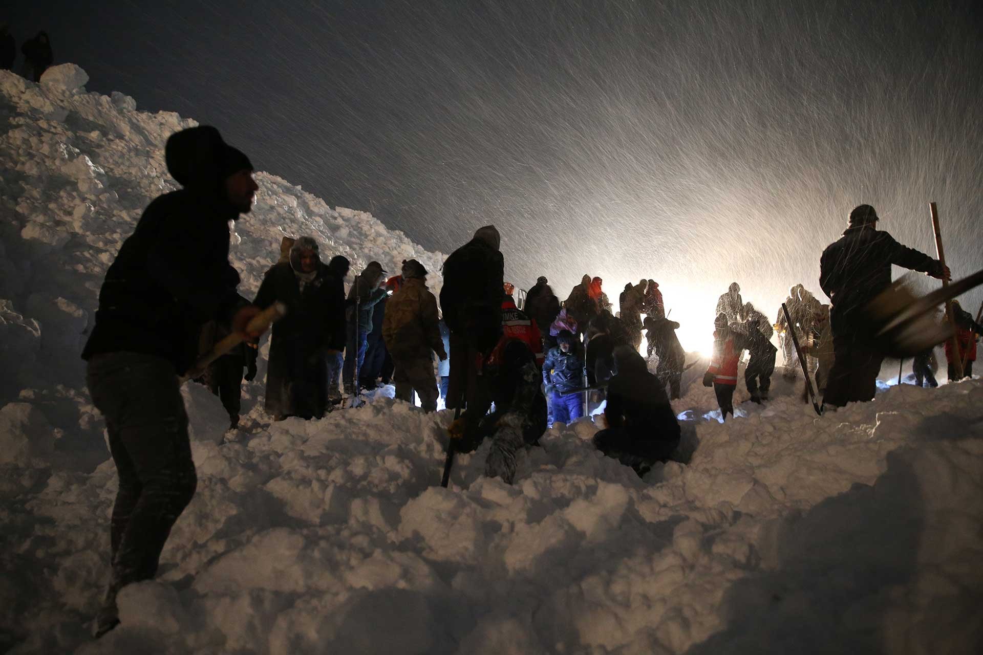 Bahçesaray'da çığ altında kalanları kurtarma çalışmaları