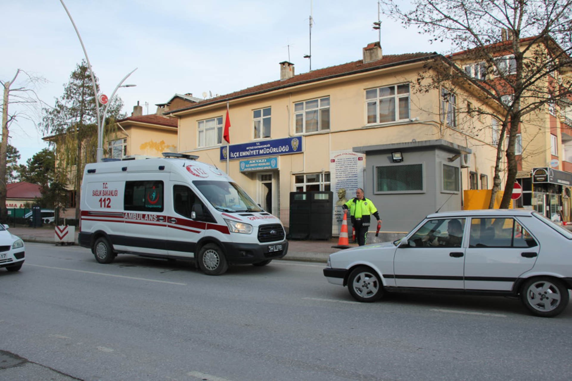 Akyazı İlçe Emniyet Müdürlüğü önünde bekleyen ambulans