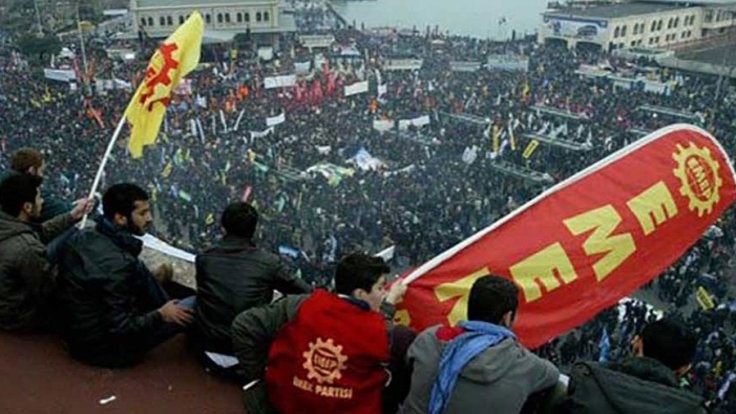 Kadıköy'deki kitlesel bir mitingde bir çatıya oturmuş Emek Partili gençlerin tepeden çekilmiş fotoğrafı.