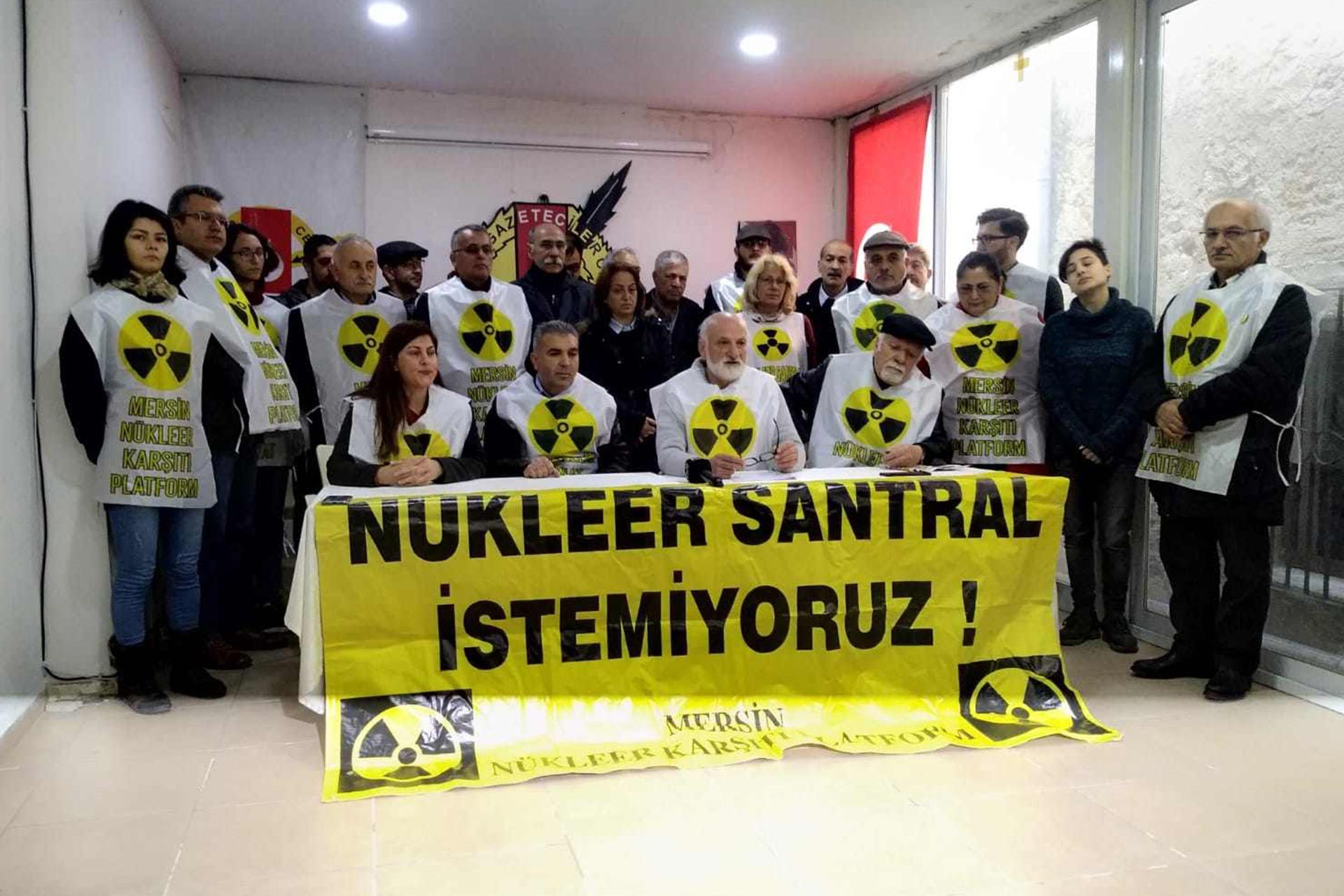 Merisn Nükleer Karşıtı Platform, 'Nükleer santral istemiyoruz!' pankartı arkasında basın açıklaması yaparken.