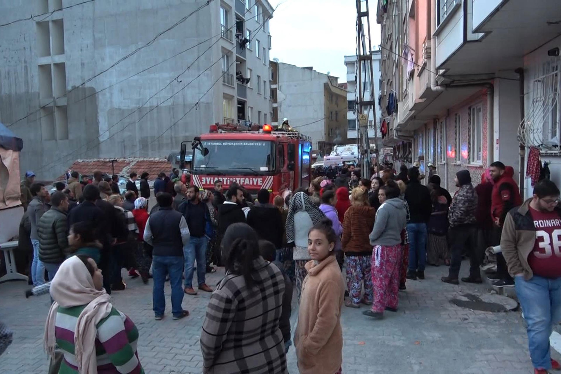 Esenyurt'ta yangın çıkan bina ve yangından kurtarılanlar