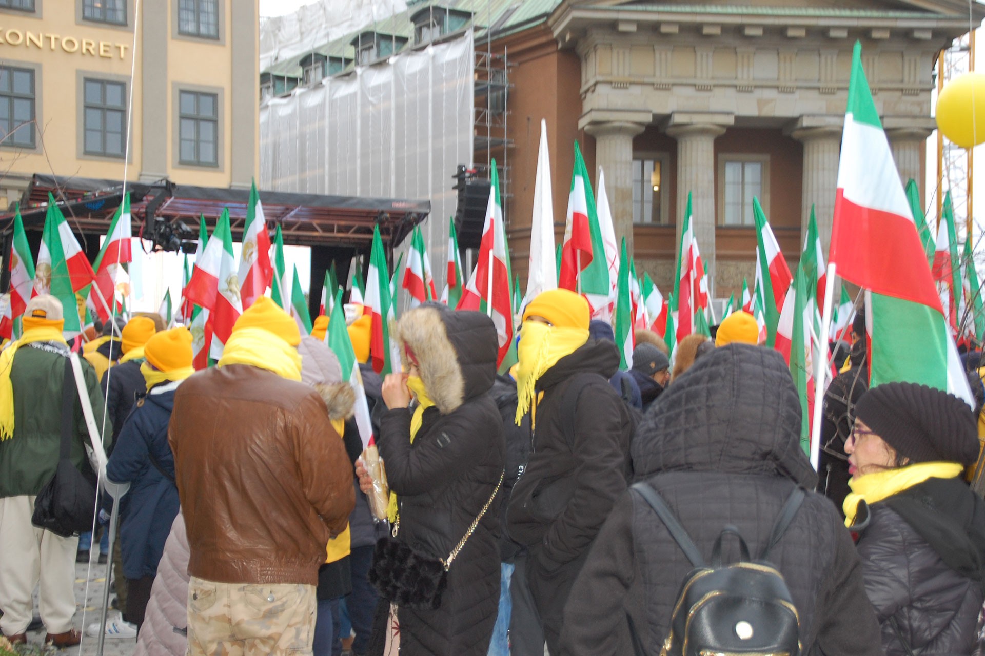 Stockholm'deki İran karşıtı protestoya katılanlar