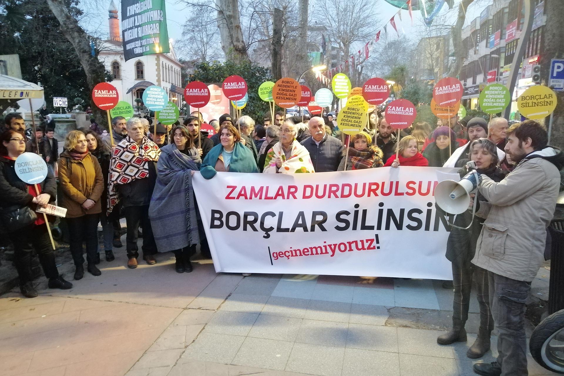 Kocaeli'de emekçiler 'Zamlar durdurulsun, borçlar silinsin, geçinemiyoruz!' pankartı ile basın açıklaması yaparken.