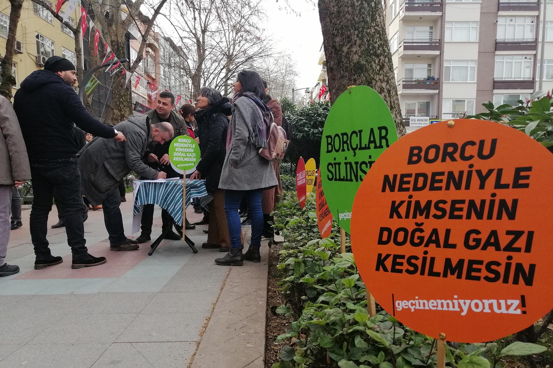 Koaceli'de emekçiler 'Zamlar durdurulsun, borçlar silinsin' talebiyle imza kampanyası başlattı. 