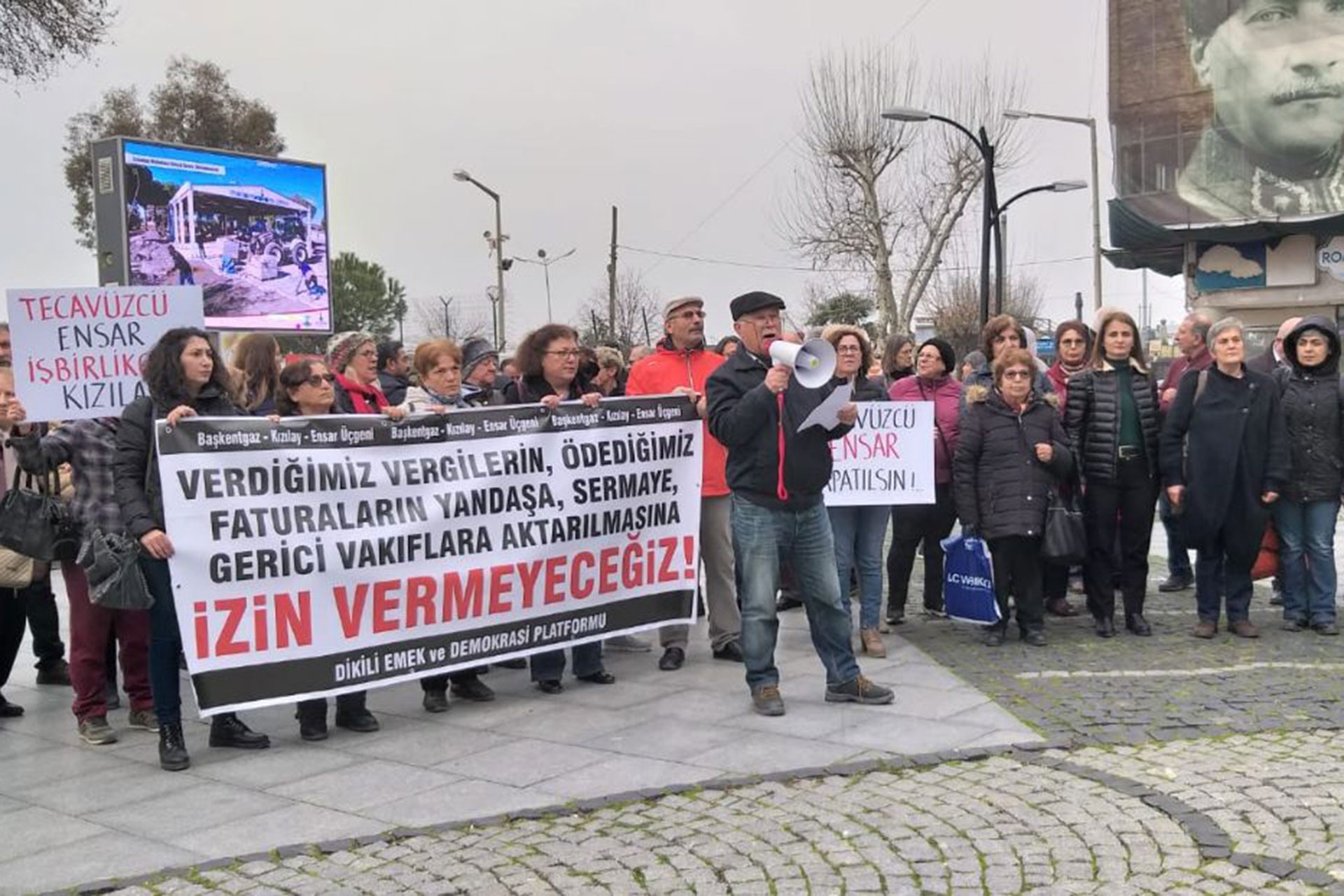 Dikili Emek ve Demokrasi Güçleri Kızılay üzerinden Ensar Vakfına para aktarılmasına tepki gösterirken