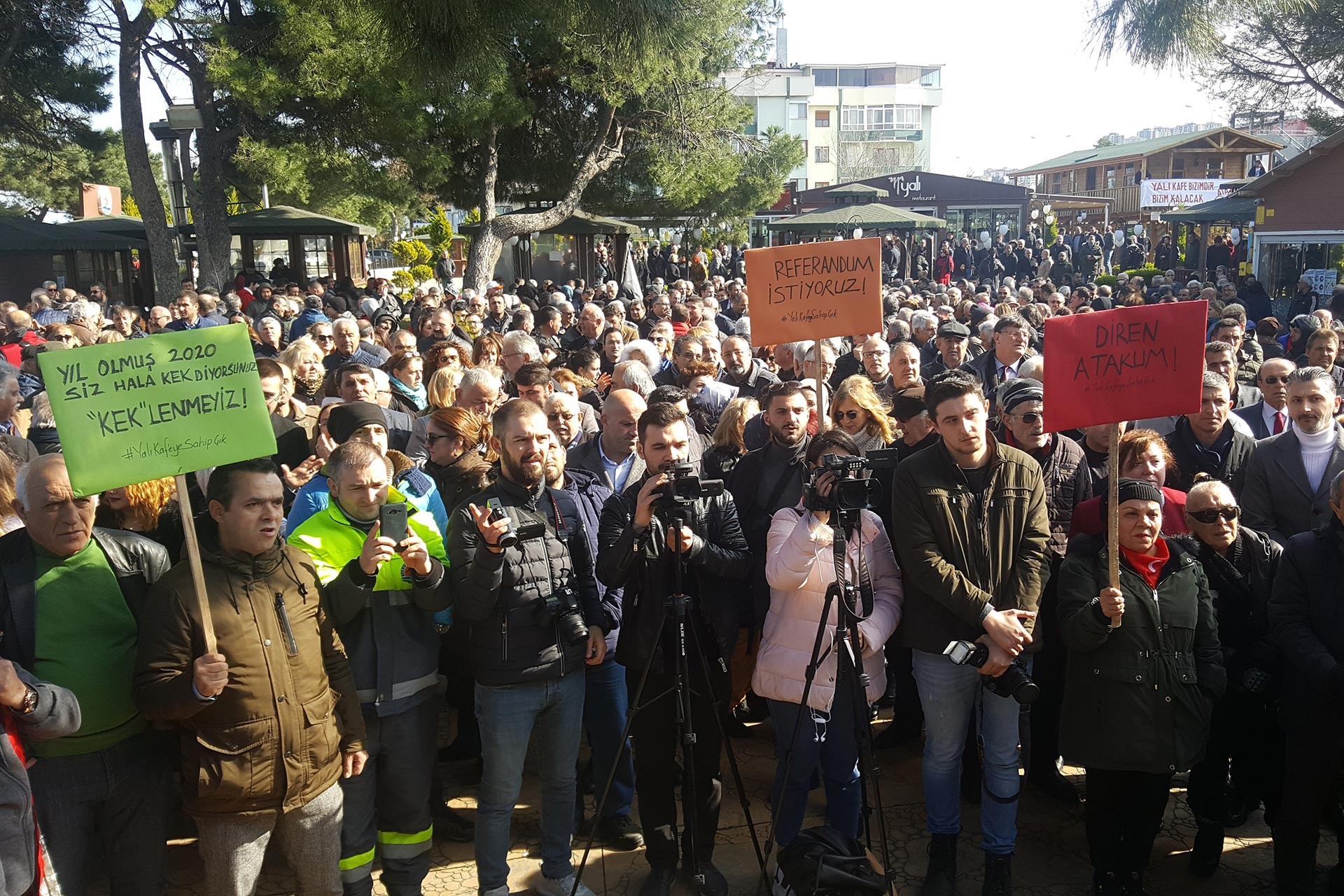 Samsun Atakum'da Yalı Kafe'nin bulunduğu alan millet bahçesi yapılmak istenmesi halk tarafından protesto edildi.