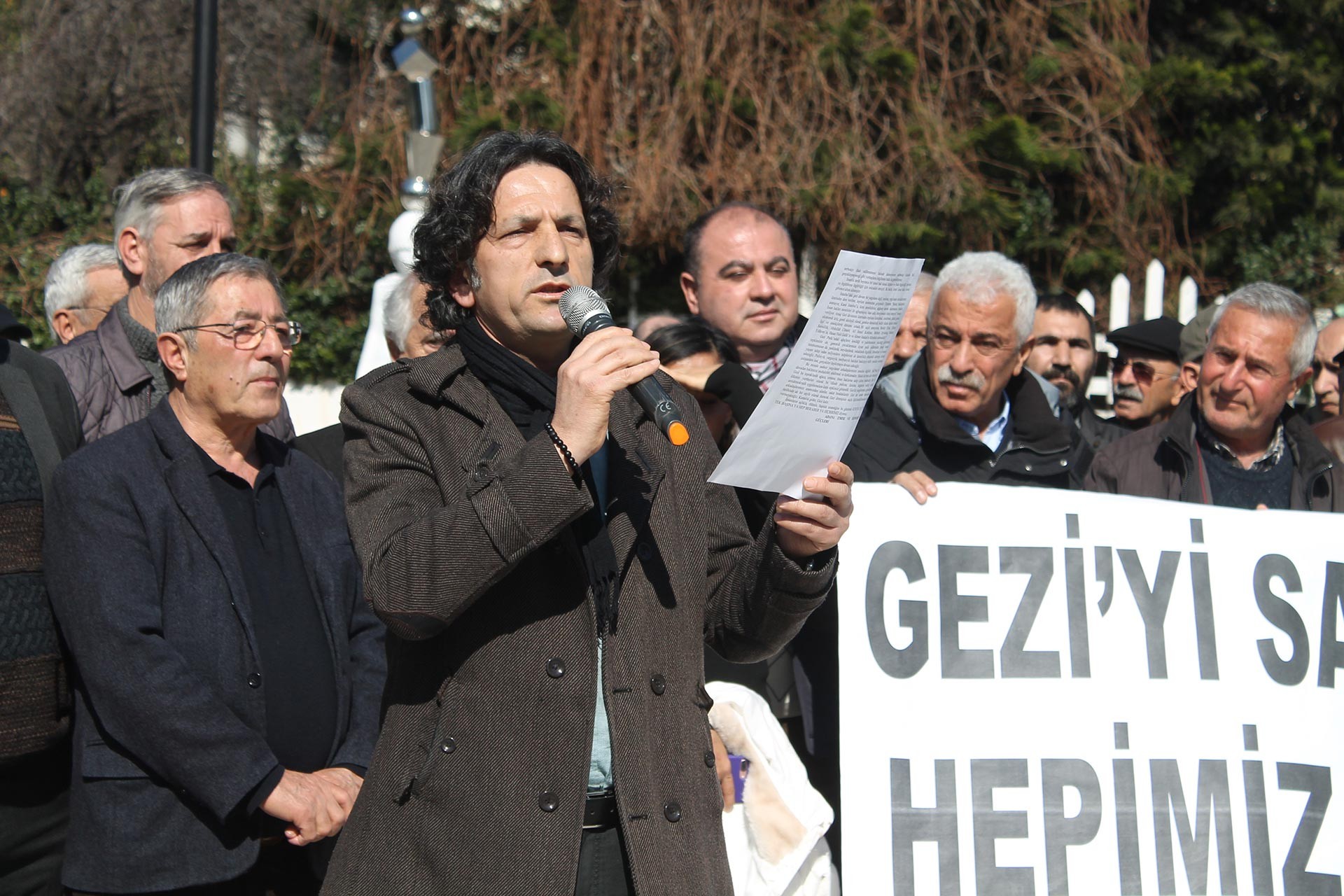 Adana Emek ve Demokrasi Güçleri, Gezi davasının 6'ncı duruşması öncesi 'Gezi'yi savunuyoruz, hepimiz oradaydık' pankartı ile basın açıklaması düzenledi.