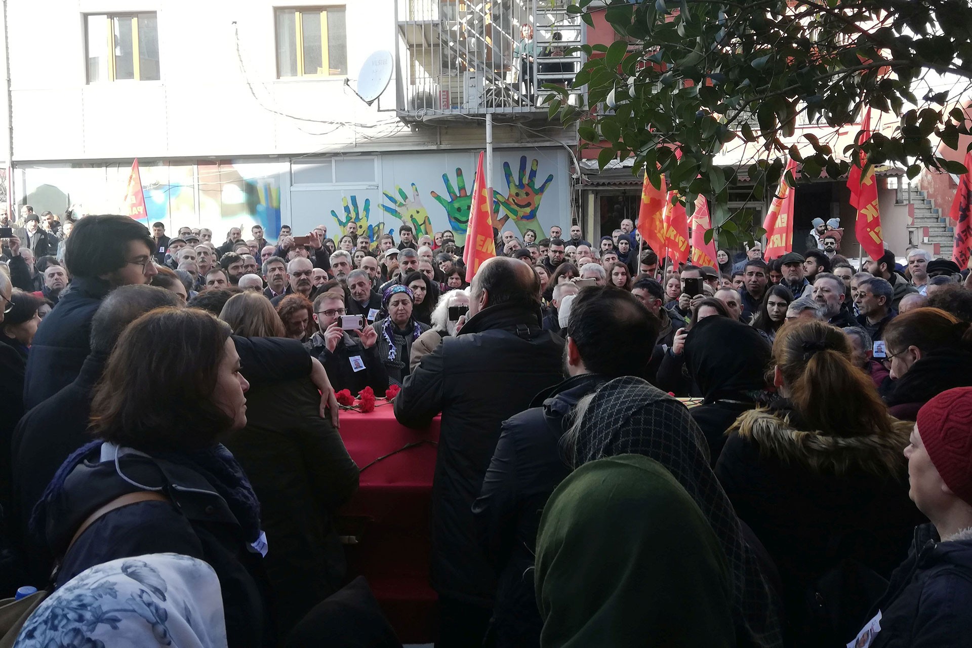 Cemal Dursun'un cenaze törenine katılanlar, konuşma yapan Levent Tüzel (ortada)