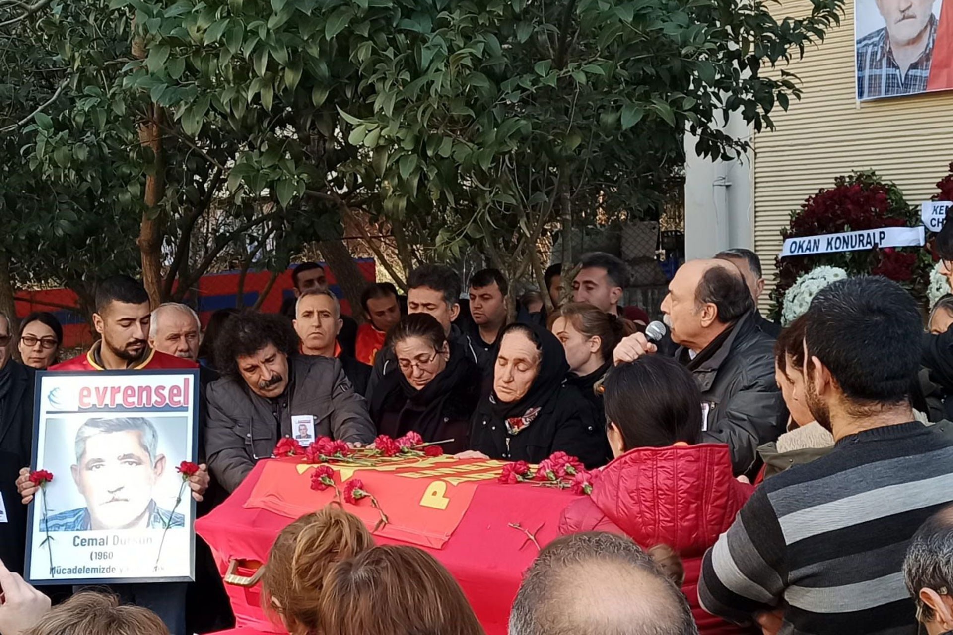 Cemal Dursun'un tabutunun başında bekleyen ailesi ve yoldaşları ile EMEP Genel Başkan Yardımcısı Levent Tüzel (sağda)