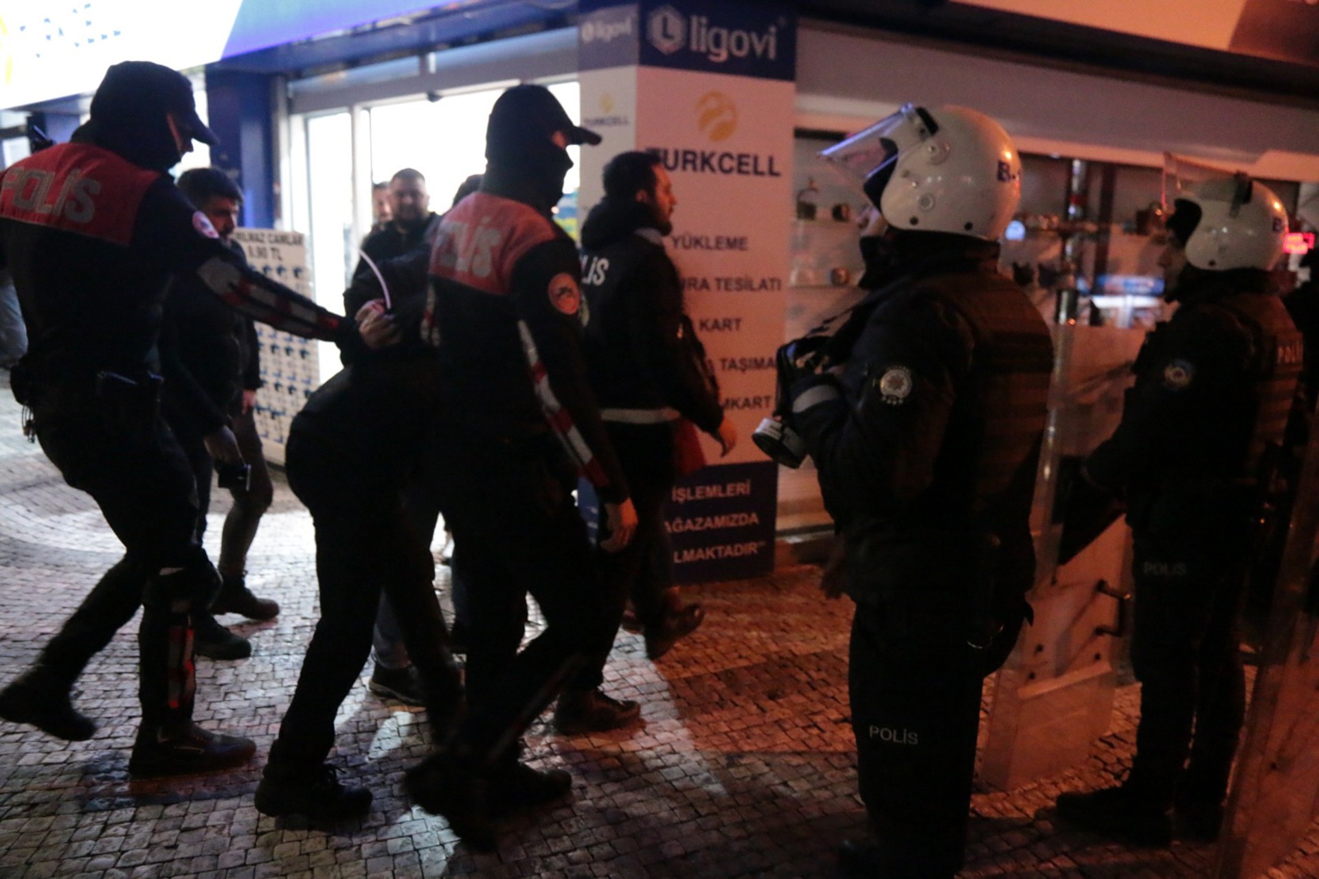 Polis gözaltı yapıyor