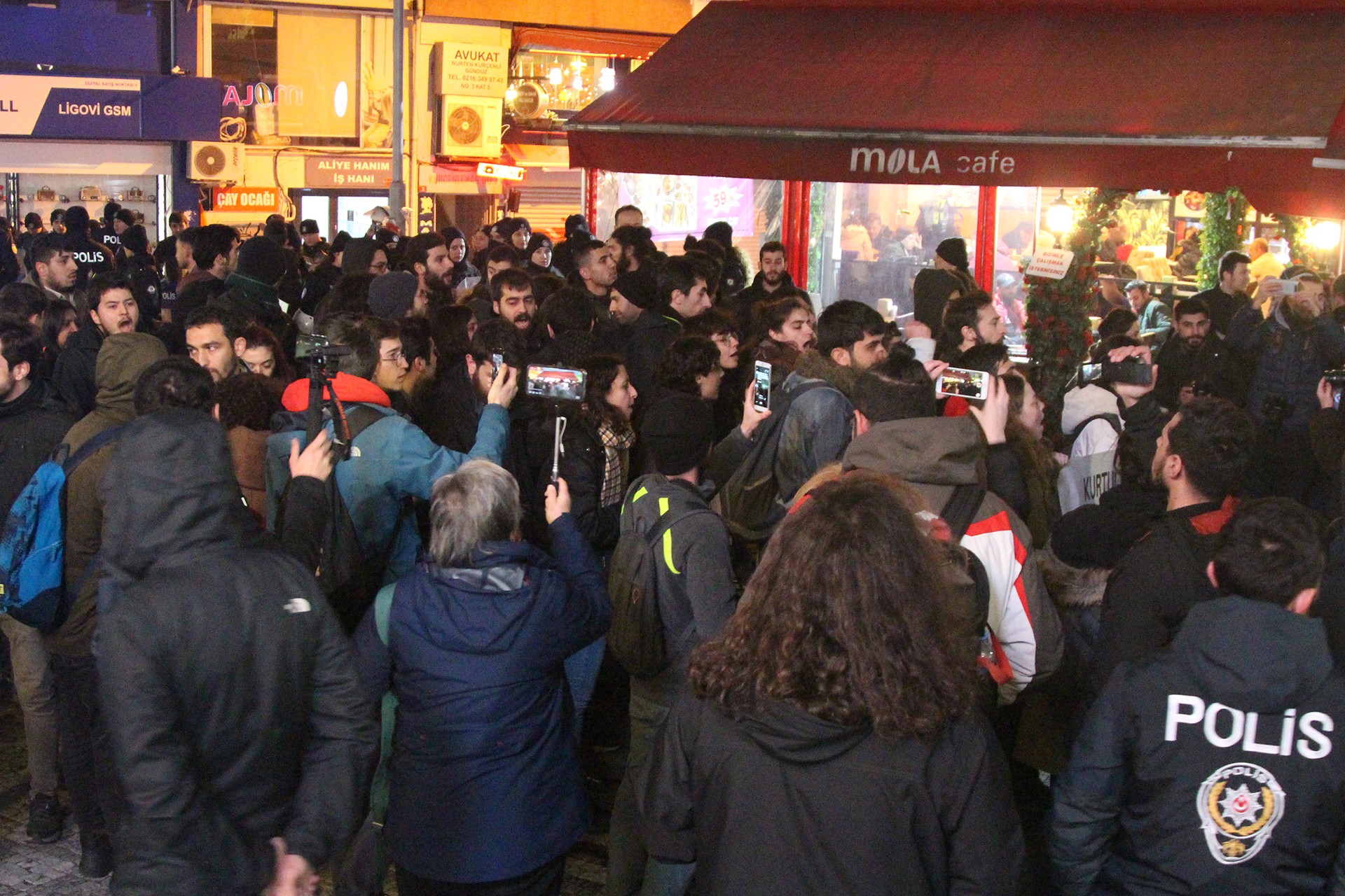 Polis gözaltı yapıyor