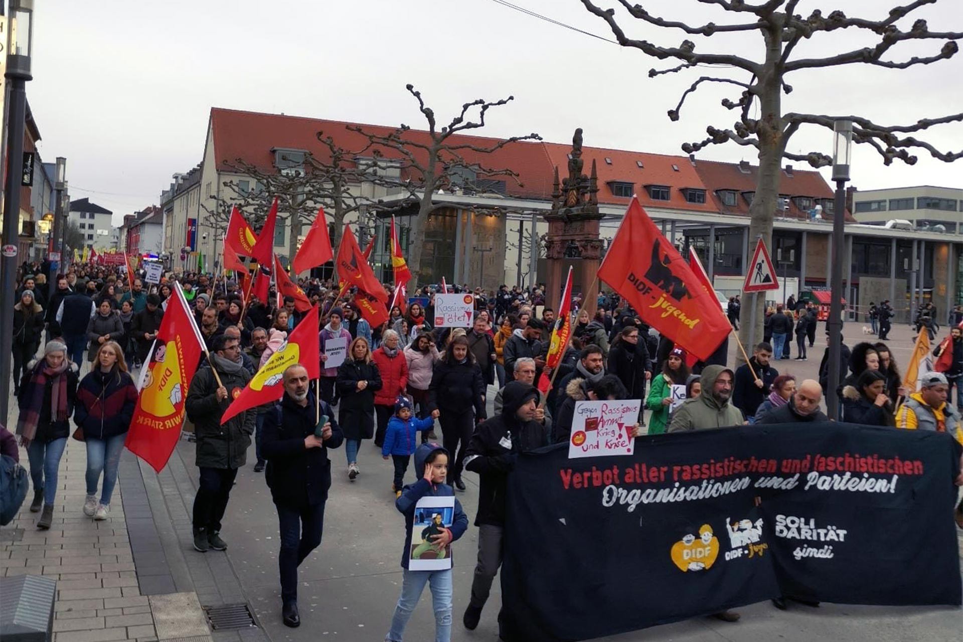 Hanau'da katliama karşı gerçekleştirilen yürüyüş