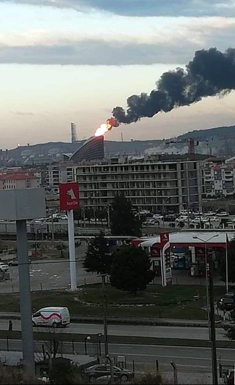 İzmir Aliağa'da bir yandan SOCAR bir yandan Tüpraş havayı kirletiyor.