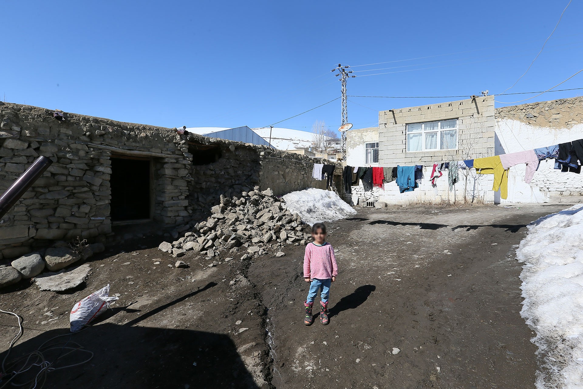 Depremde yıkılan ahır (solda) ve depremzede çocuk