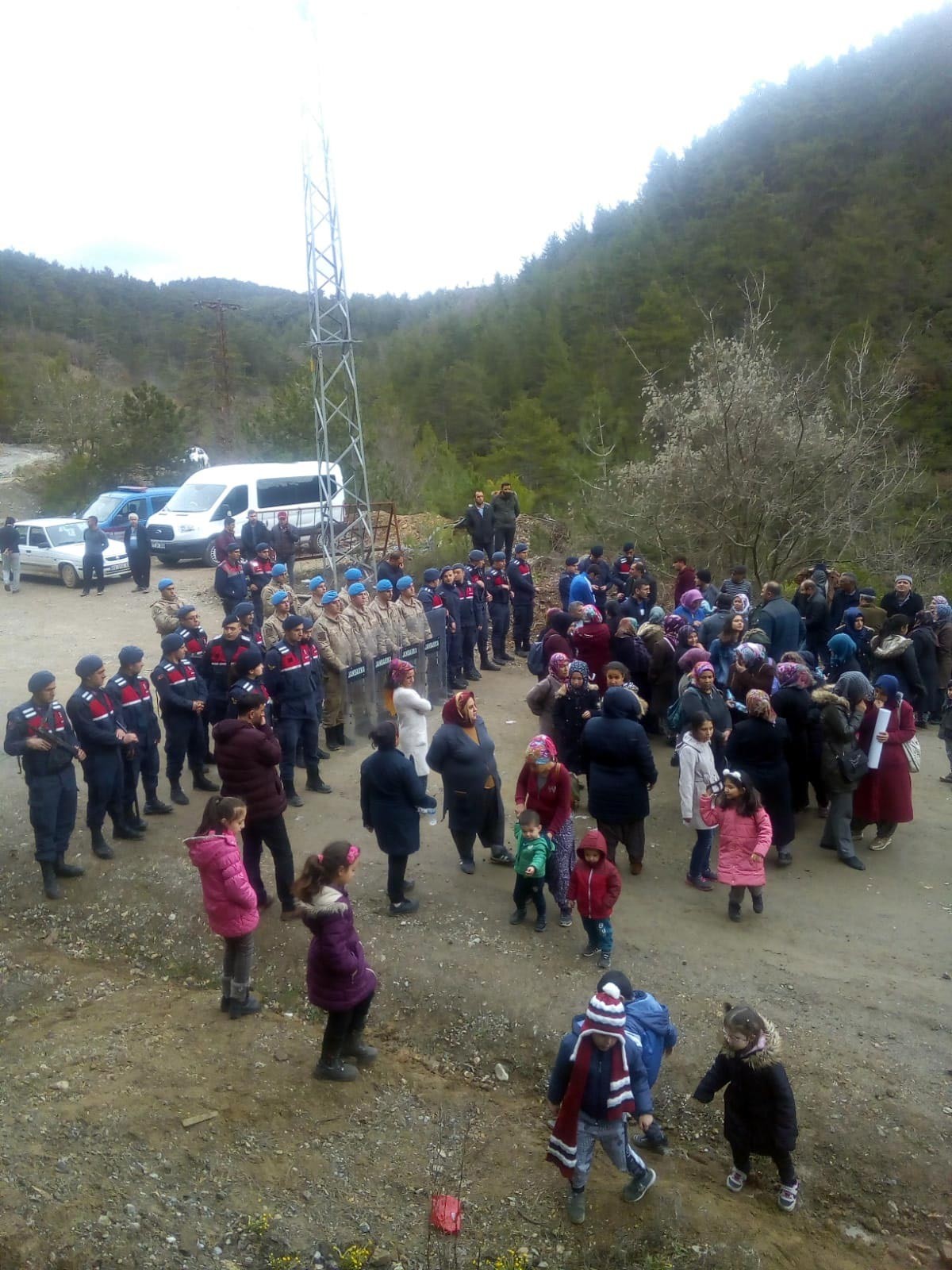 Madencilerin yakınları jandarma barikatı önünde