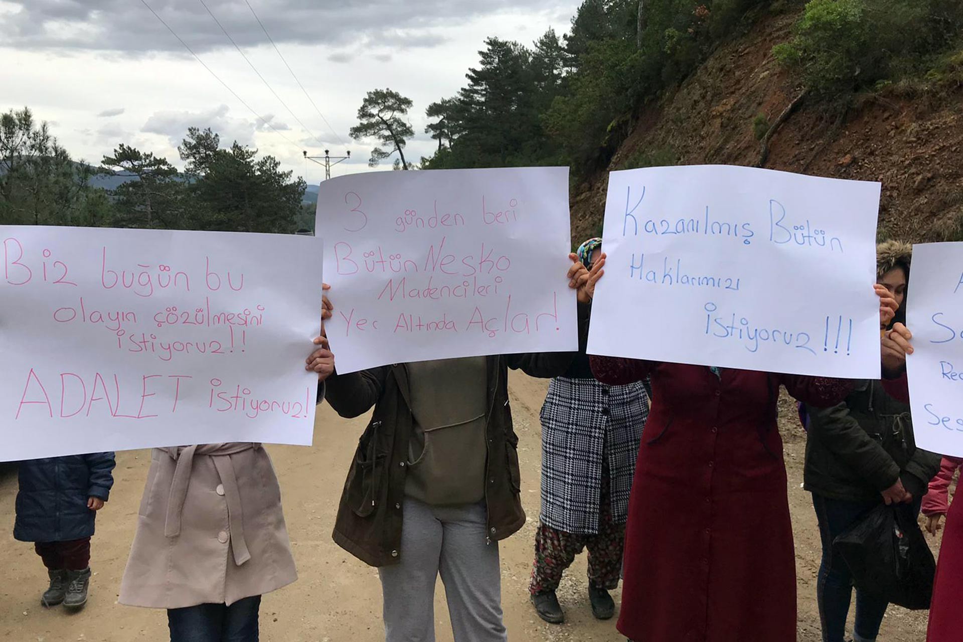 Madencilerin yakınları jandarma barikatı önünde