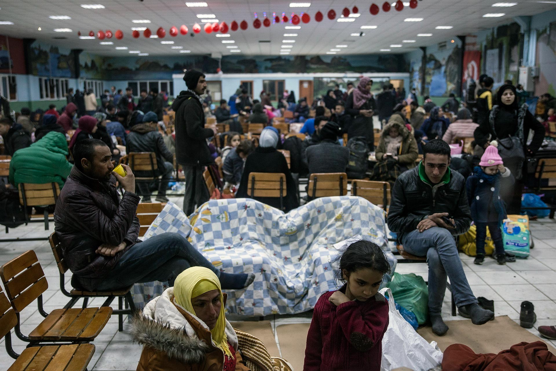 Geceyi düğün salonunda geçiren mülteciler