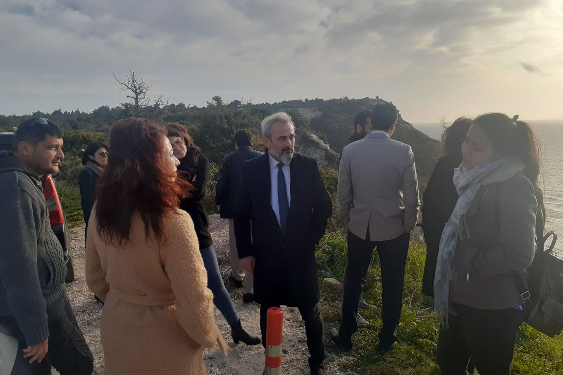 İzmir Barosu avukatları Çeşme'de mülteci geçişleriyle ilgili açıklama yaparken