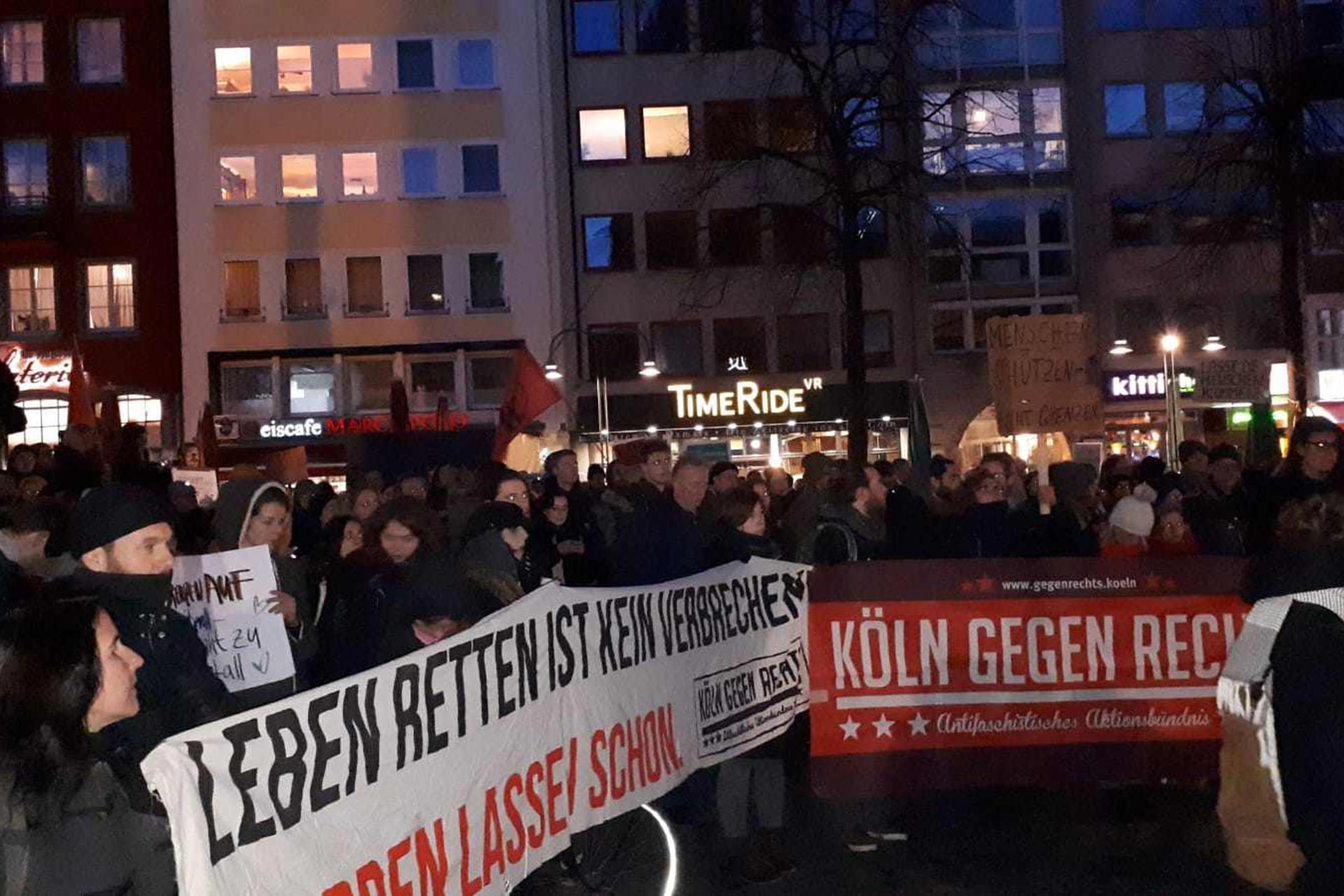 Köln'de düzenlenen mültecilerle dayanışma mitinginden bir fotoğraf.