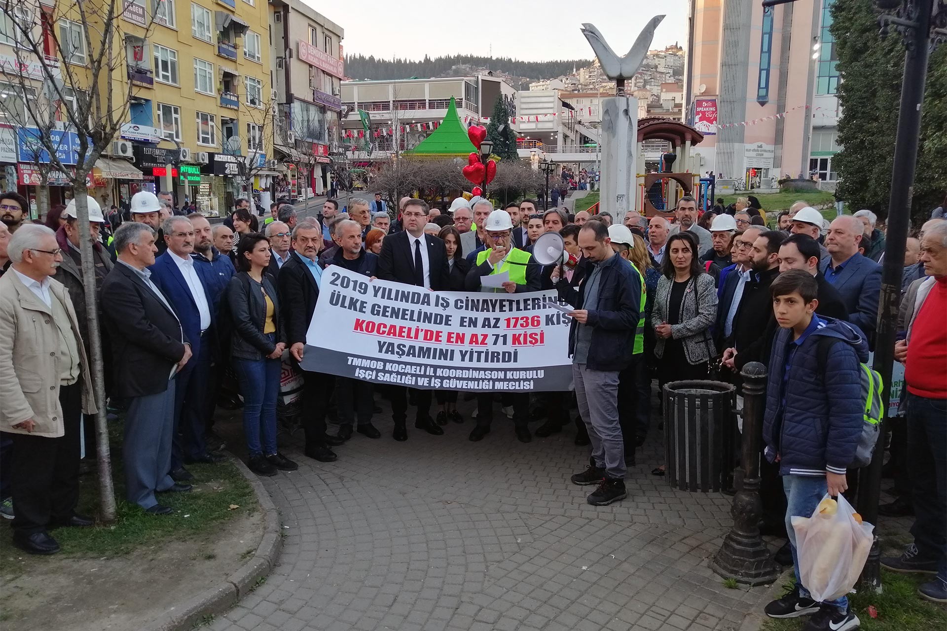 Kocaeli'de iş cinayetlerine karşı açıklama yapan TMMOB üyeleri