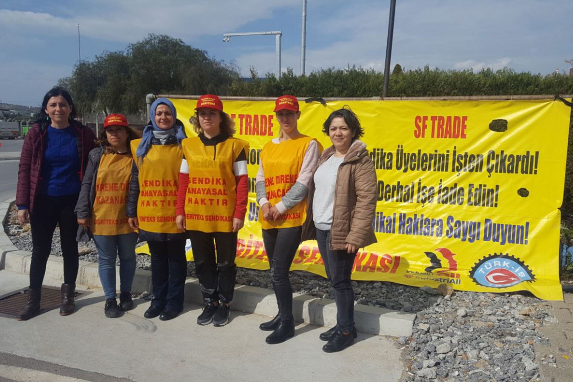 Sağlık İş İzmir Kadın Komisyonu işten atılan SF Tekstil işçisi kadınları ziyaret etti