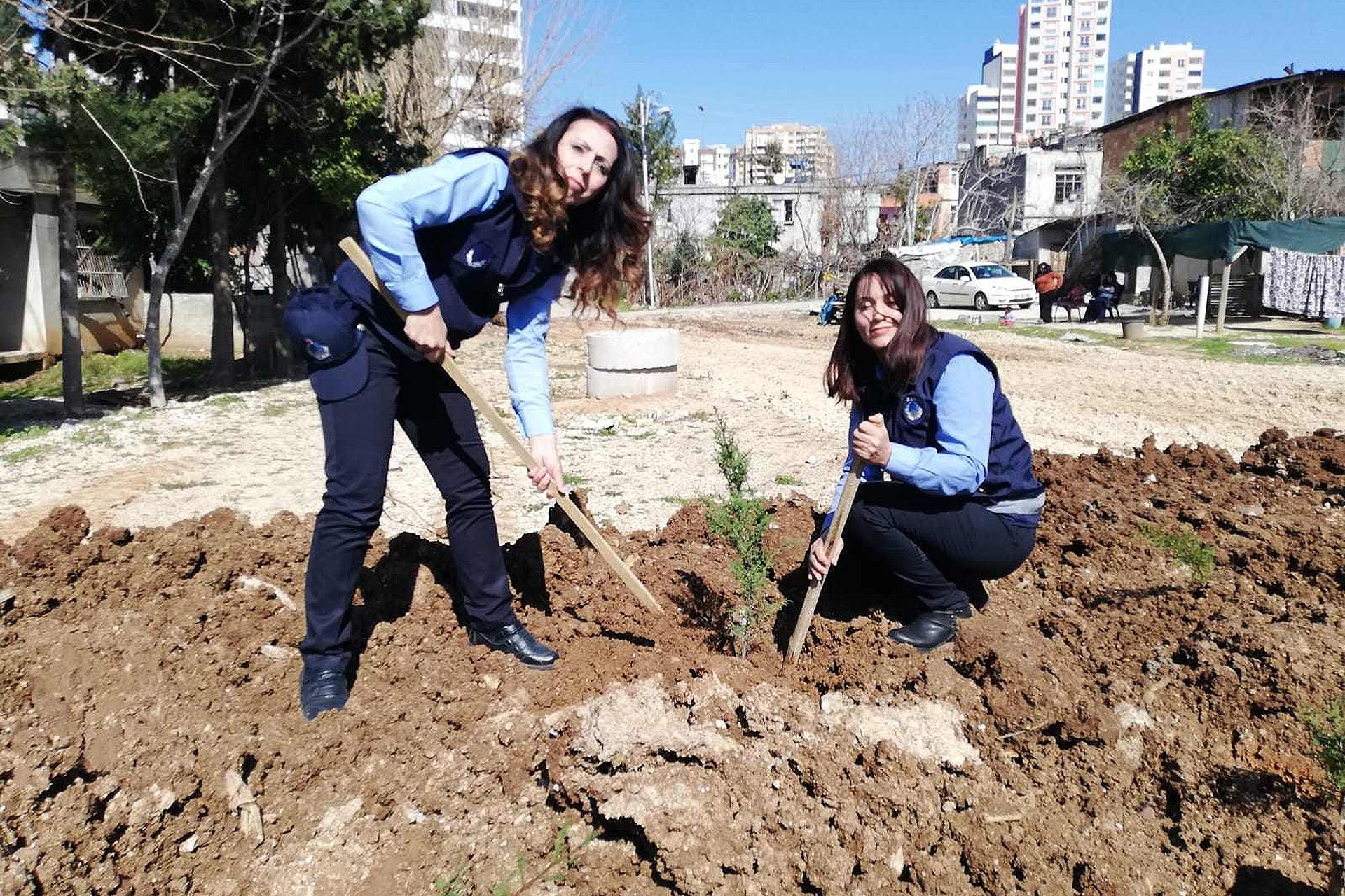 Seyhan Belediyesi kadın cinayetlerine dikkat çekmek için  park düzenleme faaliyetine başladı.