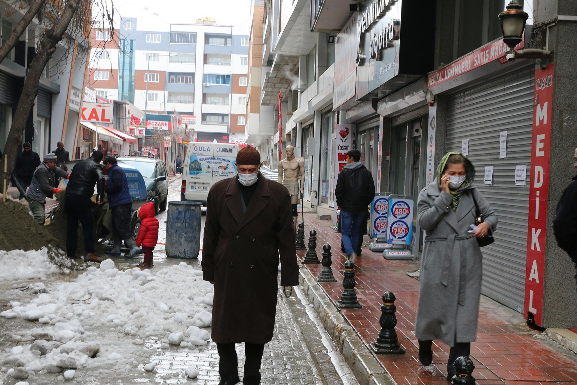 Sokakta yürürken maske takan insanlar