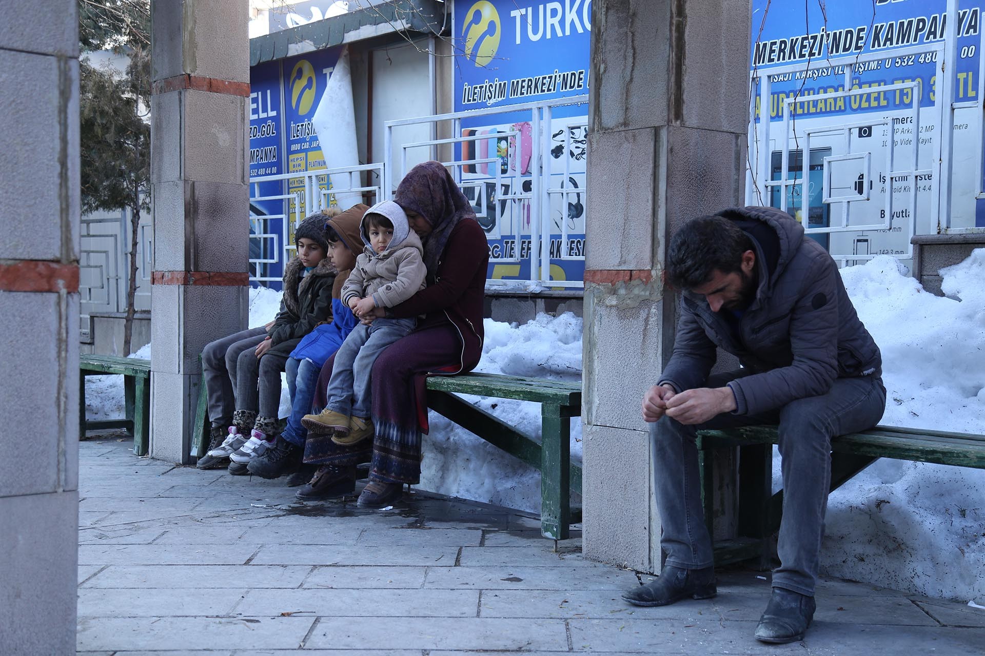 Ahi ailesi soğukta bekliyor