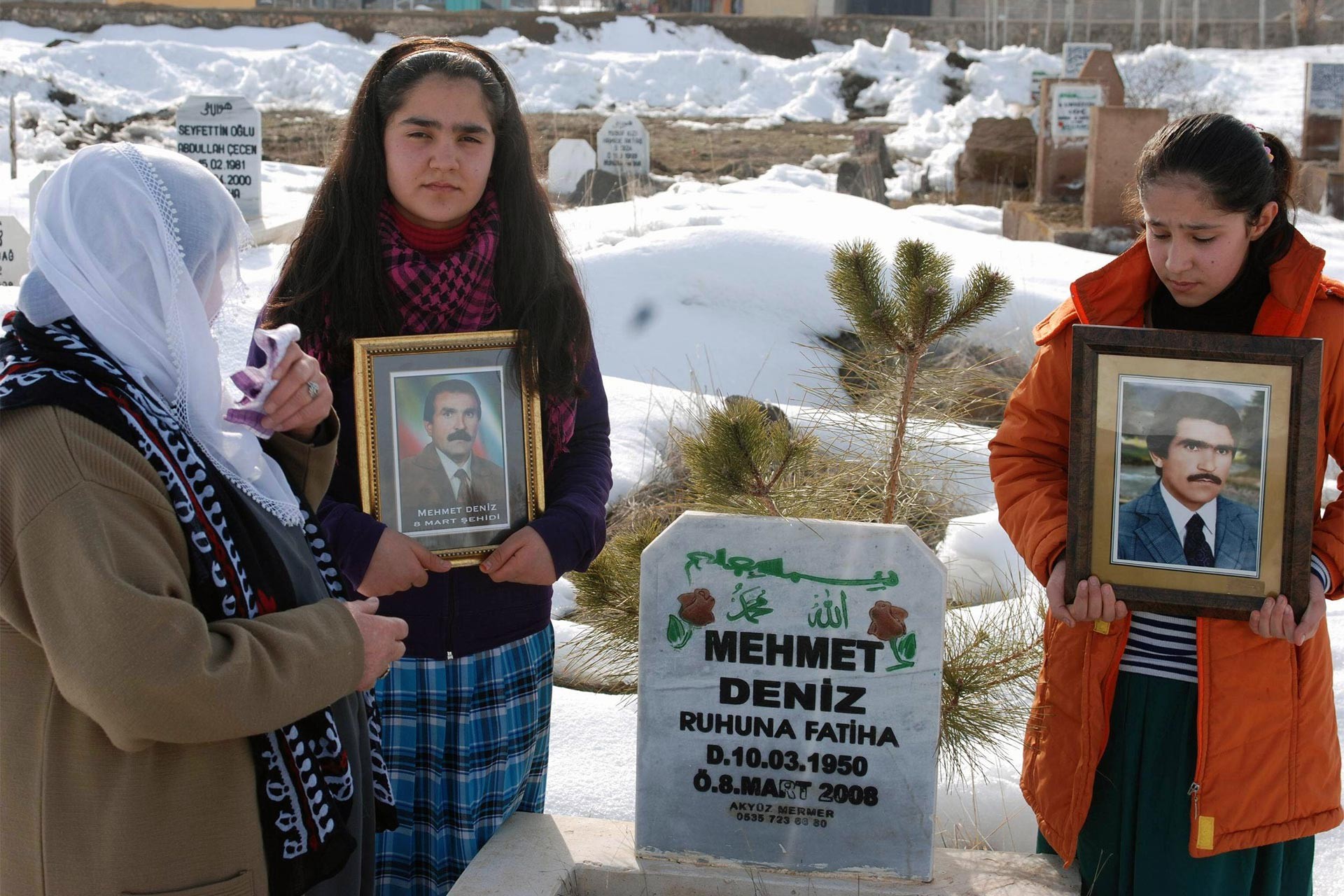 Mehmet Deniz'in mezarı ve ailesi