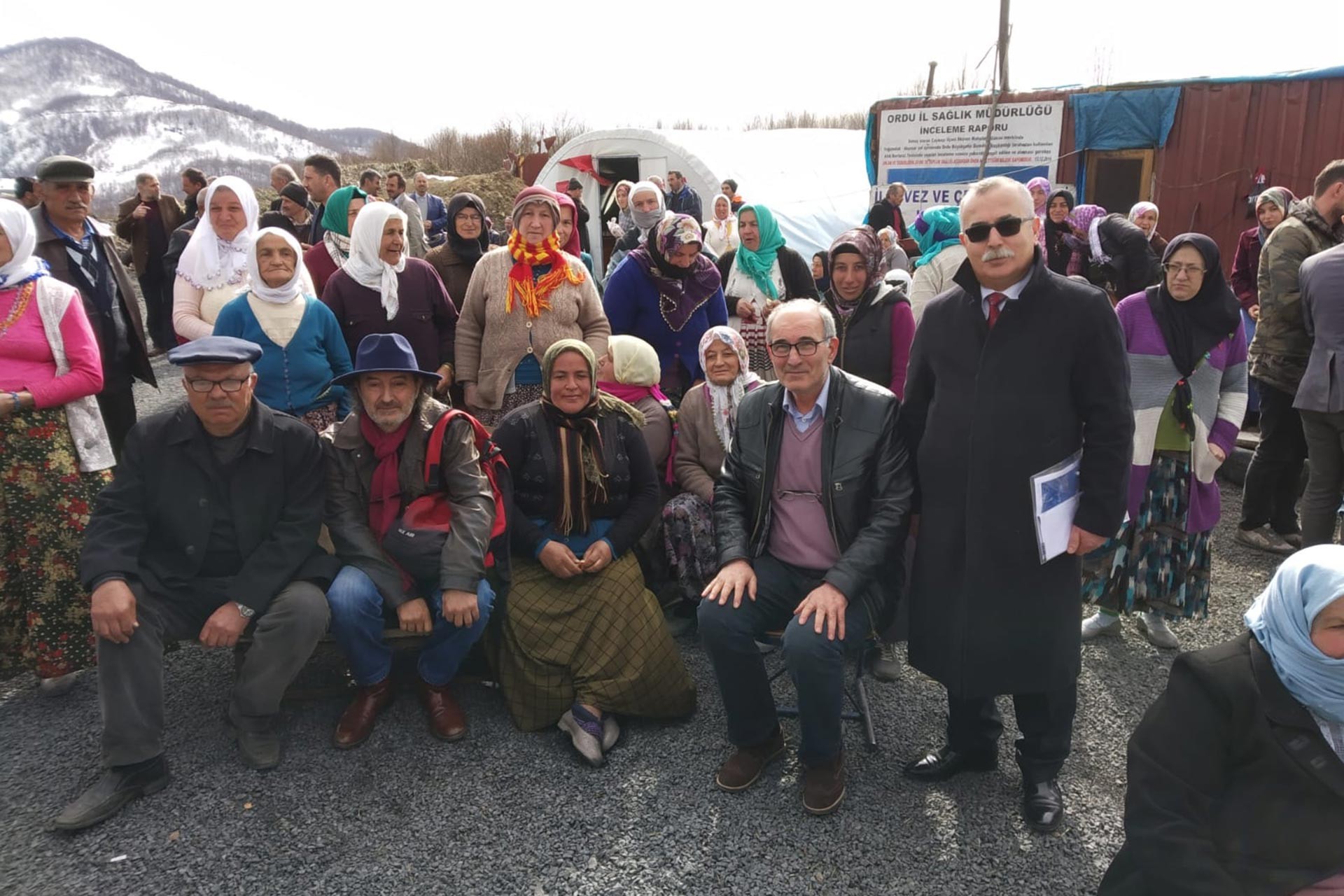 ORÇEV, halkın tepki gösterdiği çöp alanında köylülerle toplantı yaptı.