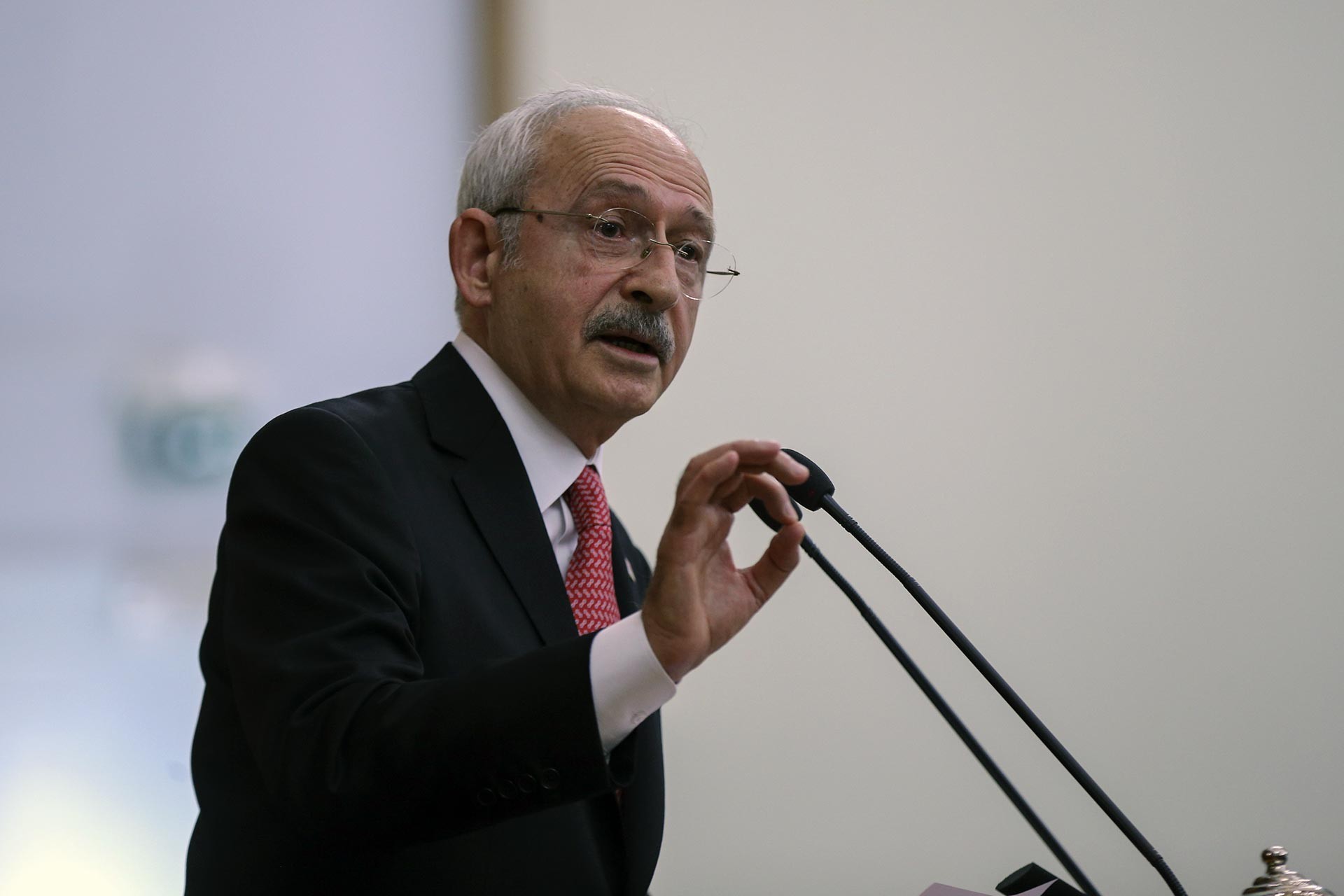 Kemal Kılıçdaroğlu kürsüde konuşma yapıyor