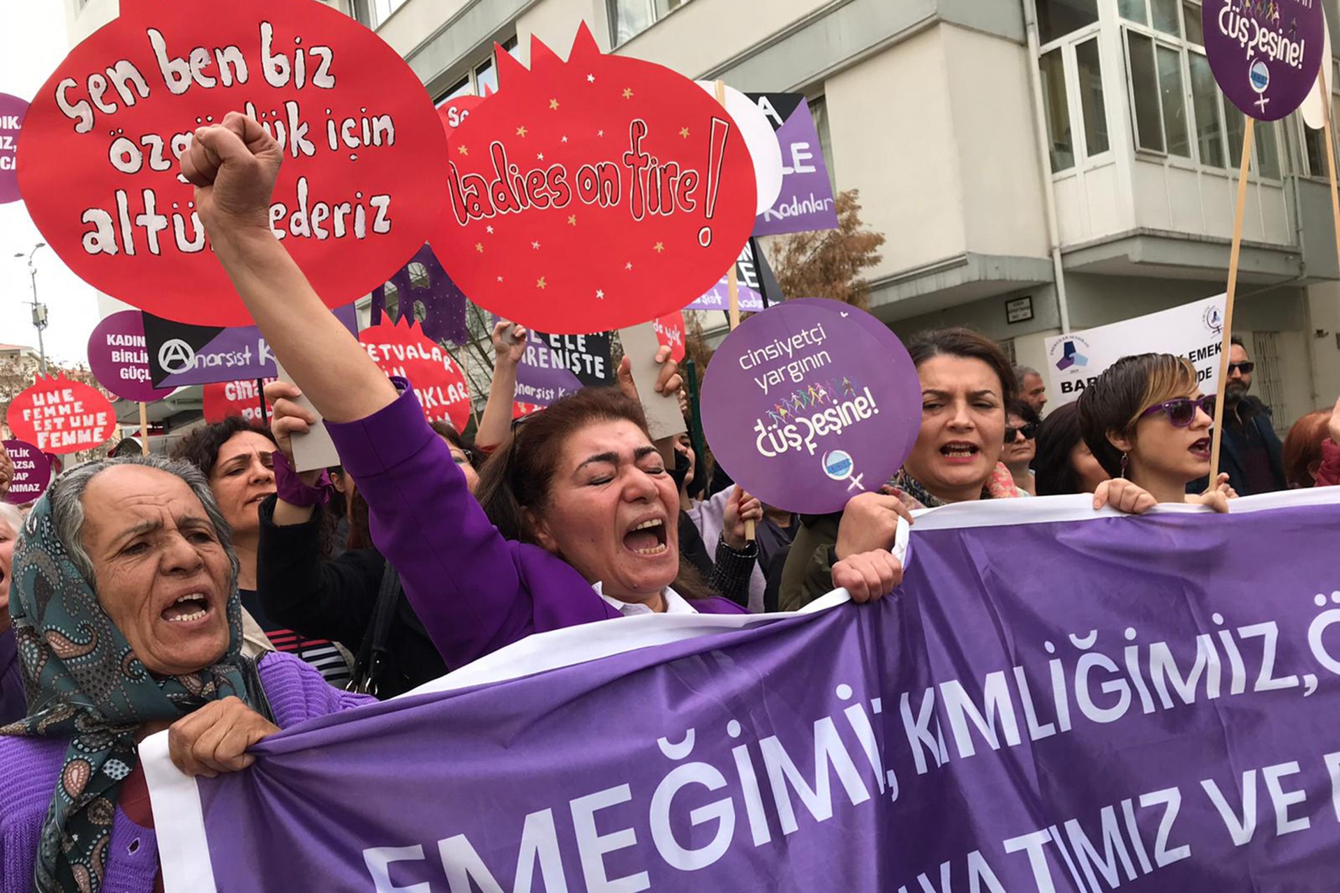 Ankara'da kadınlar taleplerinin yazılı olduğu pankartlarla alanda