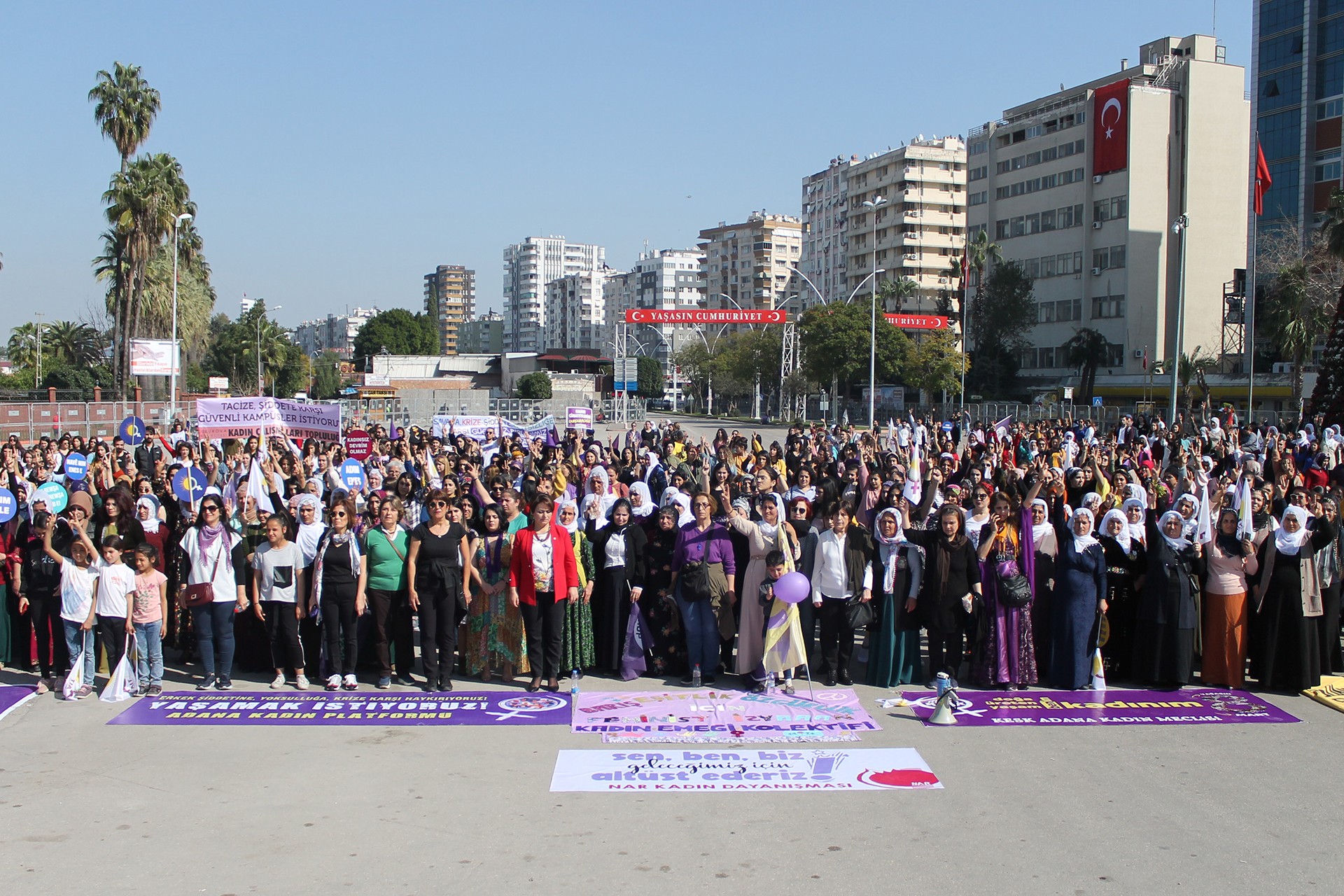 Adana'da kadınlar talepleri ile alanda