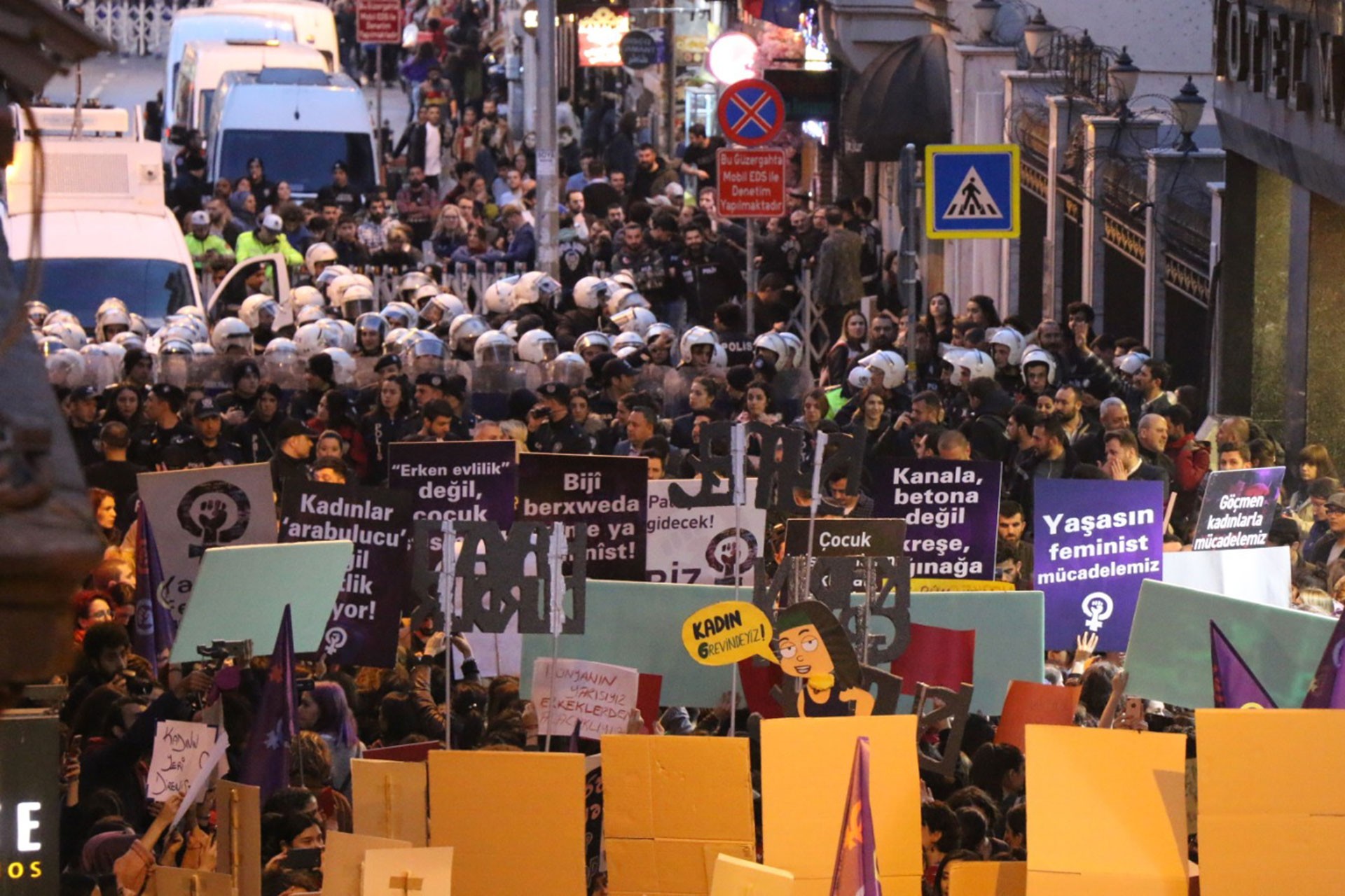 Taksim'de polis barikatının karşısında bekleyen kadınlar